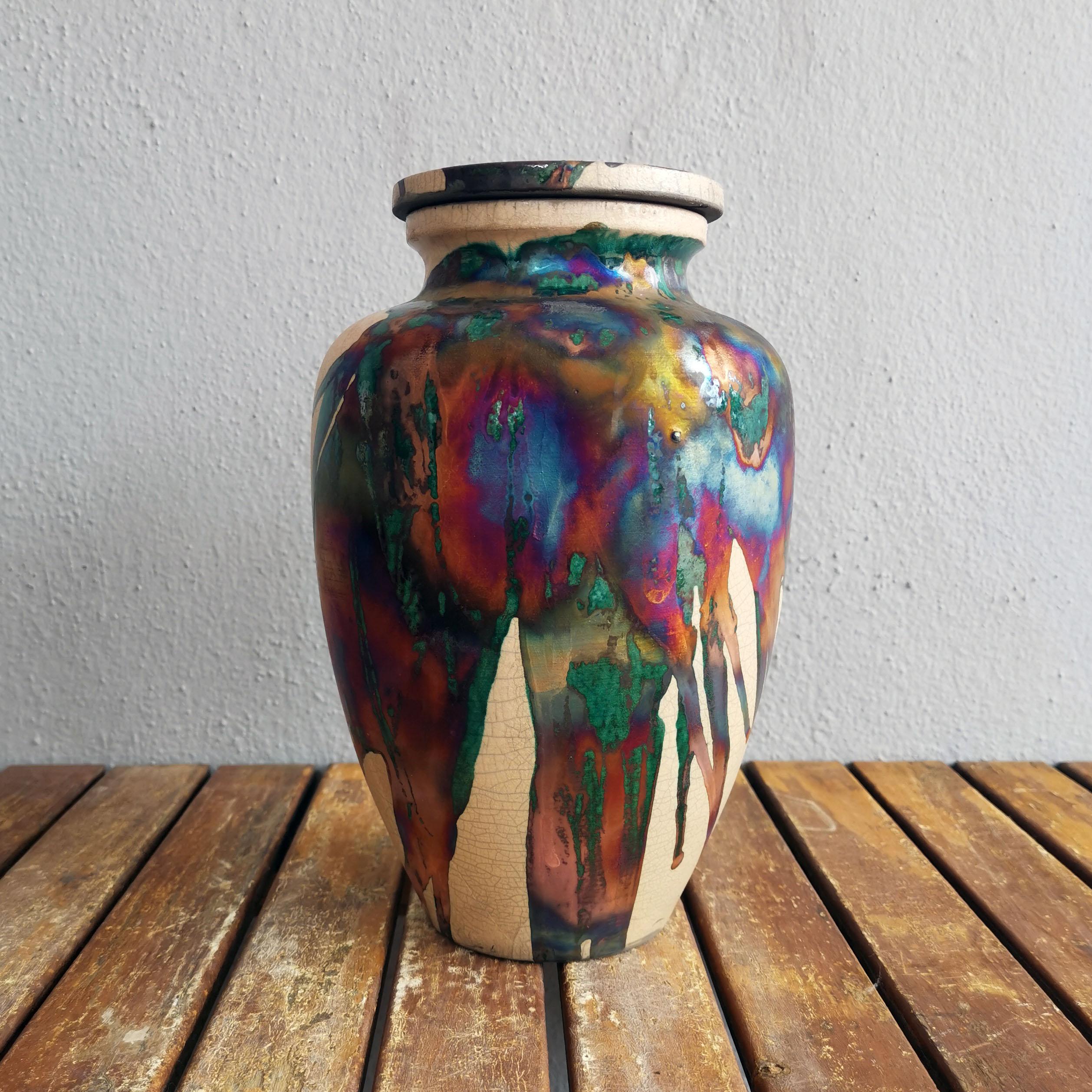 Omoide ~ (思い出) - ricordi.
 
La scomparsa di una persona cara sarà sempre un momento determinante nella vita di una persona. L'urna Omoide è un pezzo unico in ceramica che offre un punto focale per ricordare i ricordi lasciati dalla persona