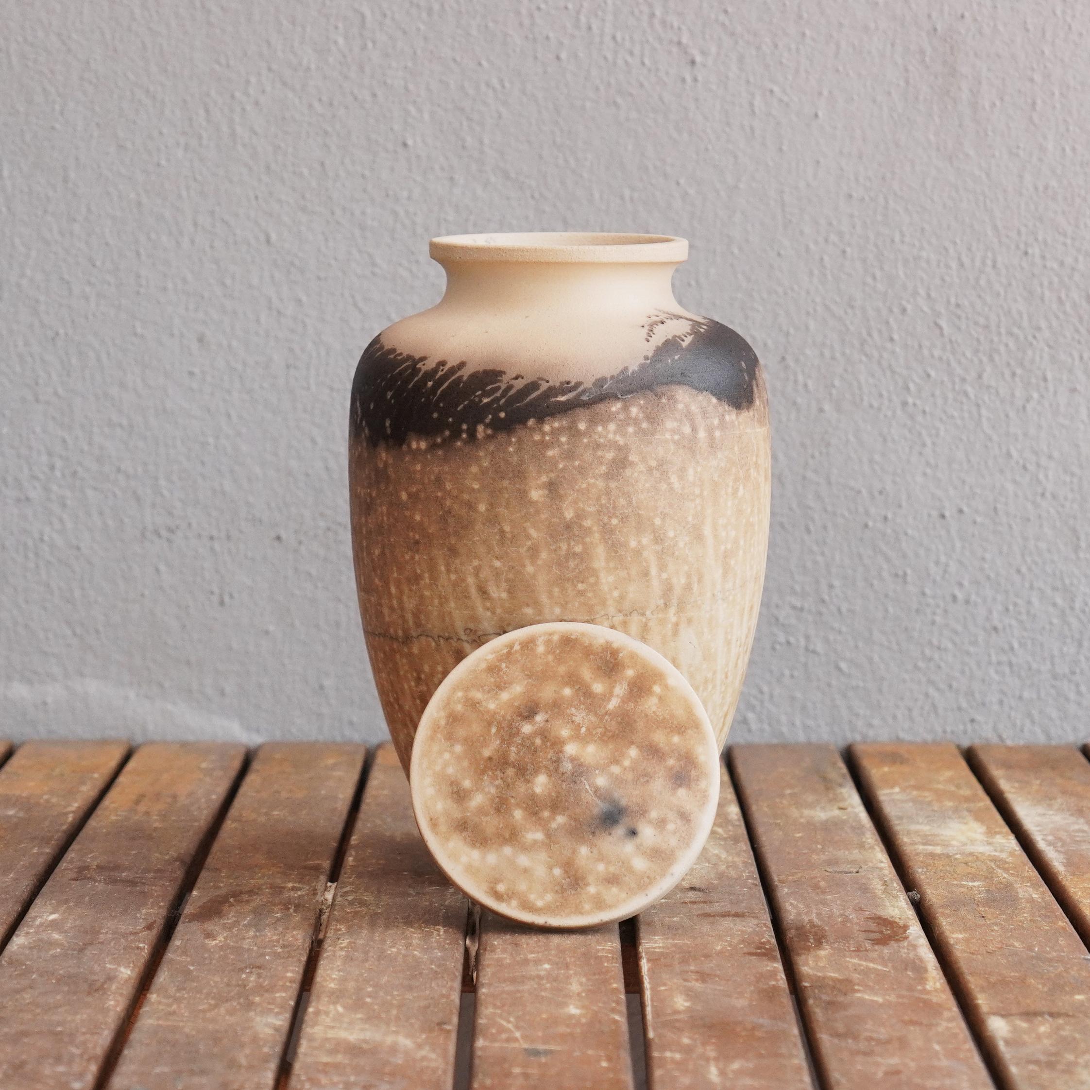 Pre-Order Omoide Urn 170 Cubic Inches, Obvara, Ceramic Raku Pottery In New Condition For Sale In Petaling Jaya, MY