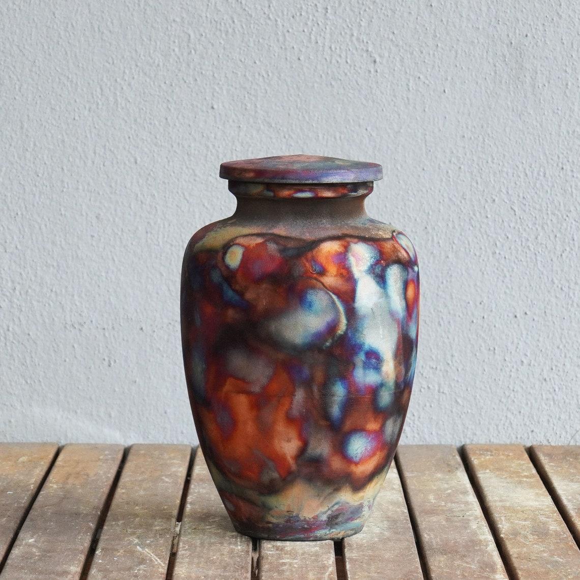Omoide ~ (思い出) - Ricordi
 
La scomparsa di una persona cara sarà sempre un momento determinante nella vita di una persona. L'urna Omoide è un pezzo unico in ceramica che offre un punto focale per ricordare i ricordi lasciati dalla persona
