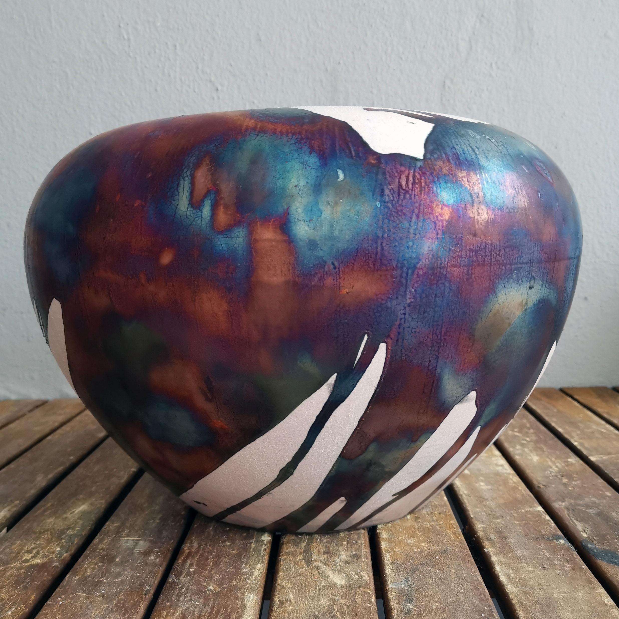 Pre-Order ~ Tsubomi ~ Bud

A mesmerizing sight to behold as soon as the rainbow-like patinas catch your eye. The Tsubomi Vase is a wide Art Series vase that resembles an unopened flower bud. This vase easily becomes a centerpiece in any environment