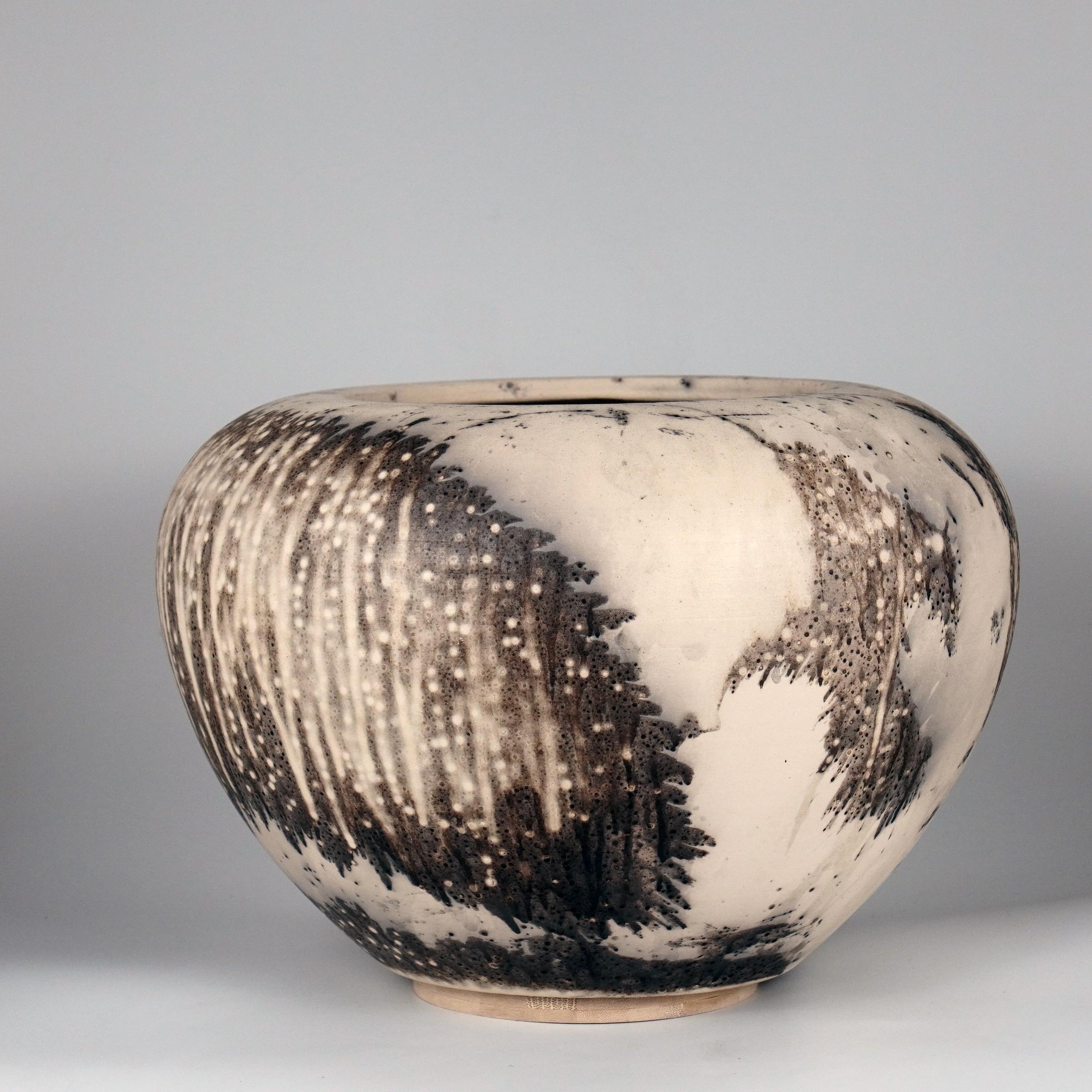 Vorbestellung ~ Tsubomi ~ Knospe

Ein faszinierender Anblick, sobald die regenbogenartigen Patinas ins Auge fallen. Die Tsubomi-Vase ist eine breite Vase der Art-Serie, die an eine ungeöffnete Blütenknospe erinnert. Diese Vase wird in jeder Umgebung