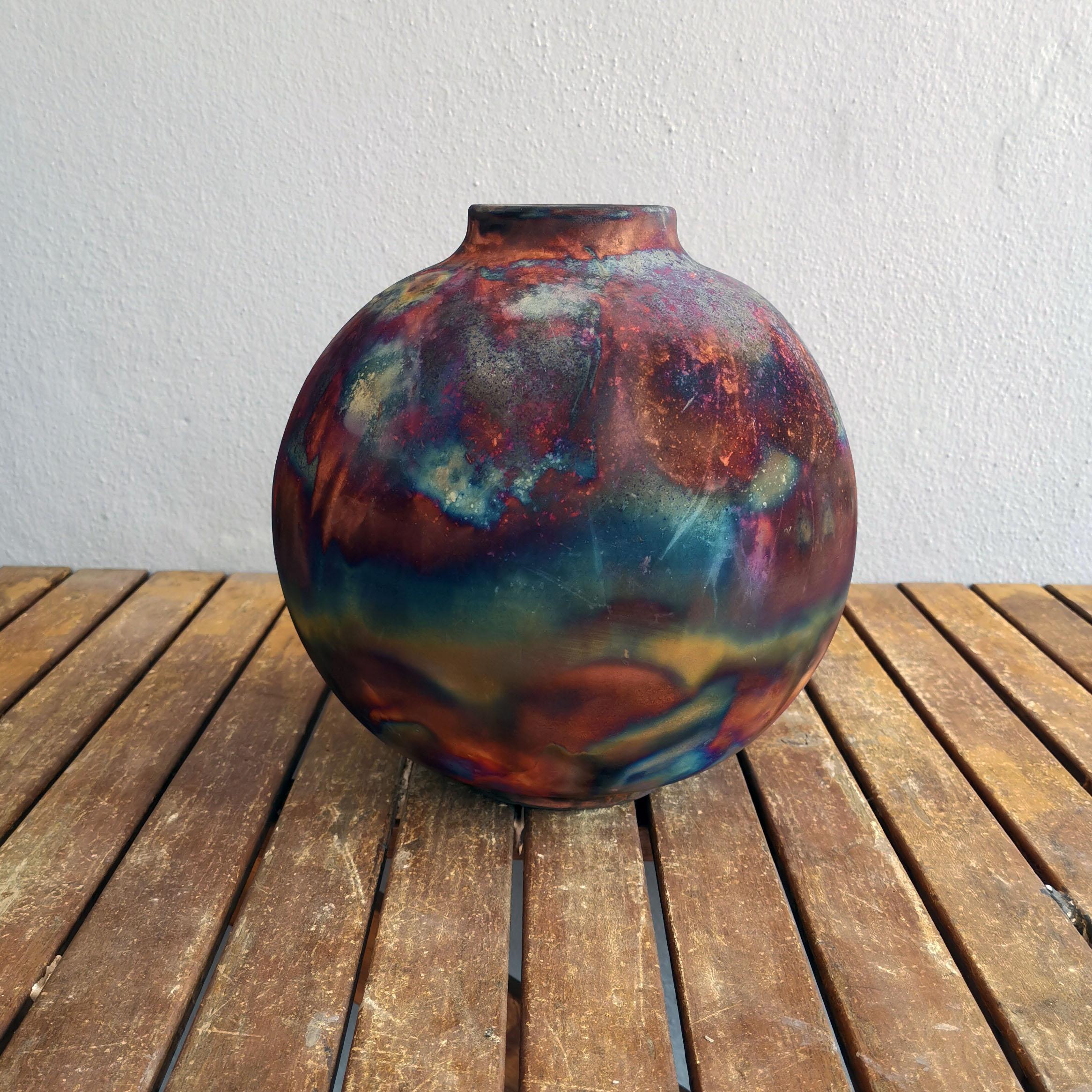 Moderne Grand vase globe Raku 11 pouces, cuivre mat et décoration en céramique en vente
