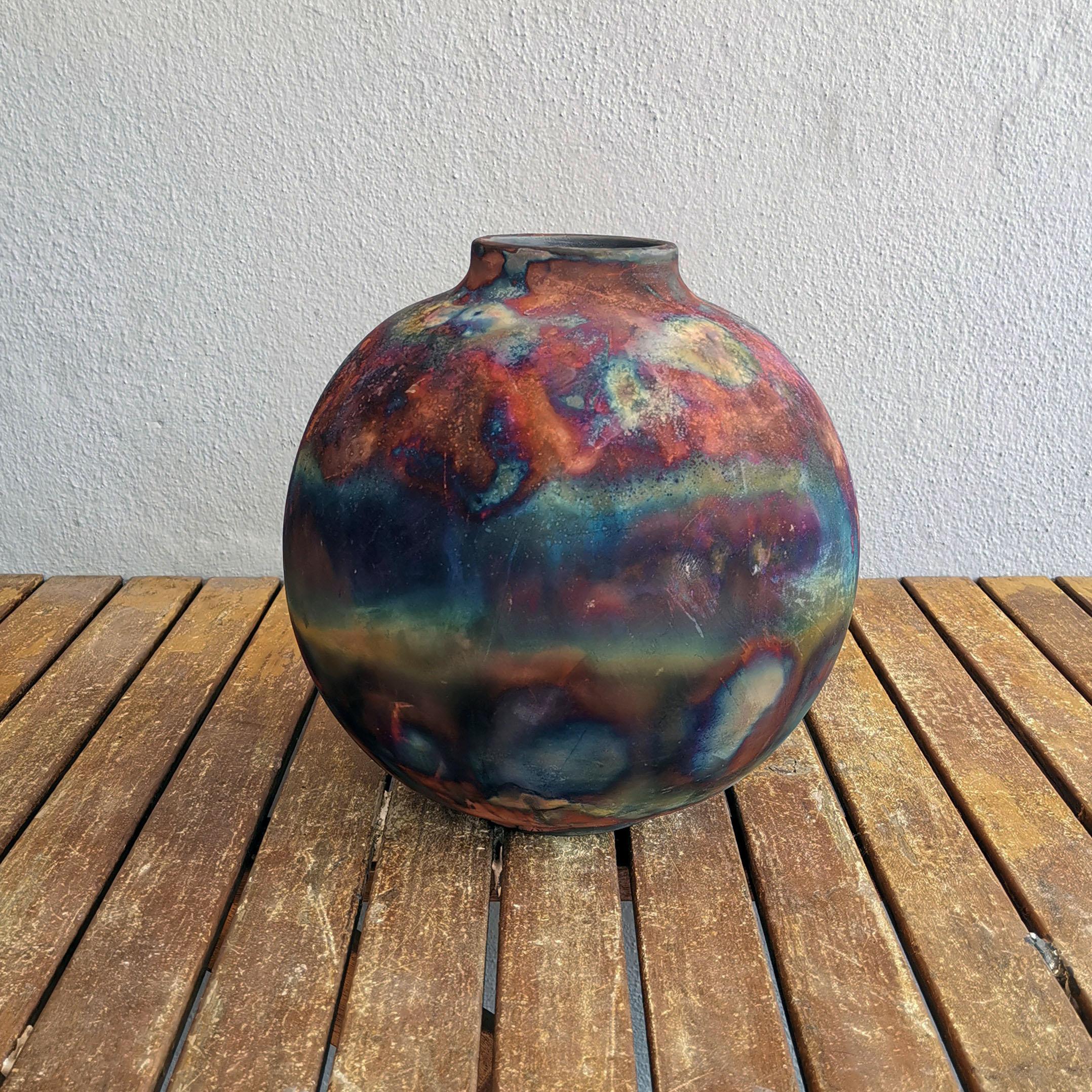 Malaisien Grand vase globe Raku 11 pouces, cuivre mat et décoration en céramique en vente