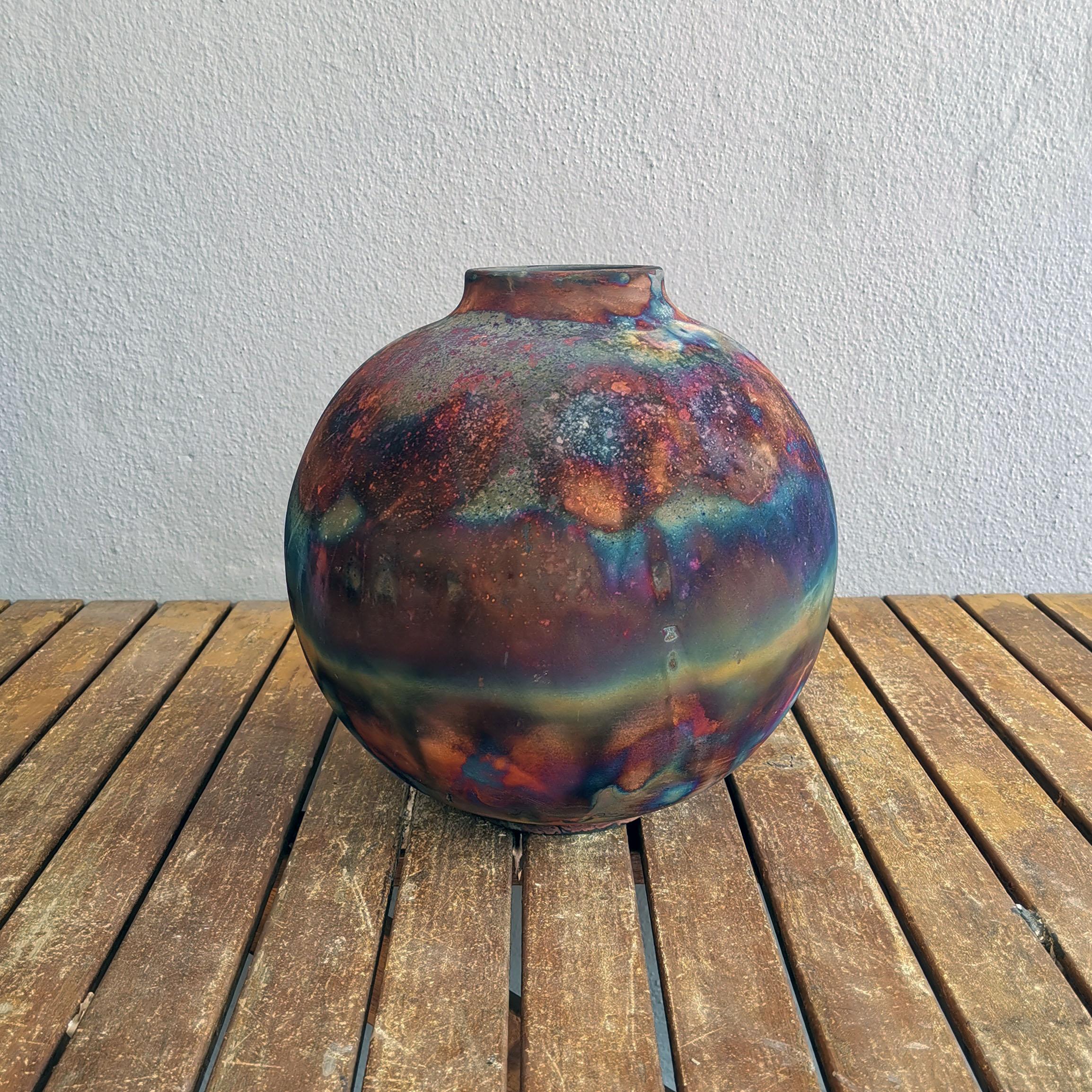 Cuit Grand vase globe Raku 11 pouces, cuivre mat et décoration en céramique en vente