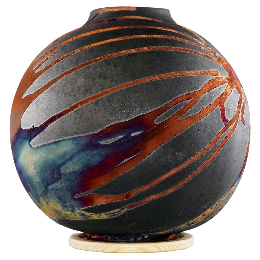 Pré-commande Raku Large 11" Globe Vase - Carbon Copper - Ceramic Pottery Decor en vente