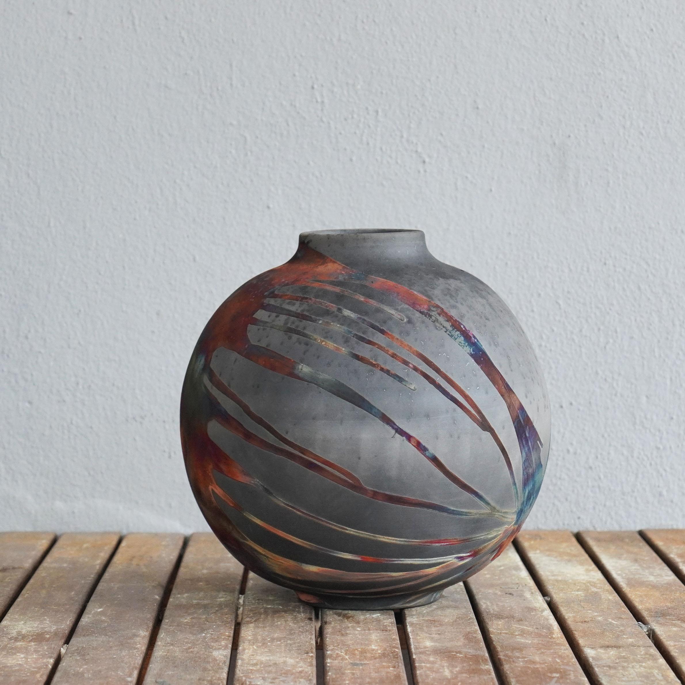 Moderno Preordina il vaso Raku Large 11 inches Globe Vase, Carbon Copper, Ceramic Pottery Decor in vendita