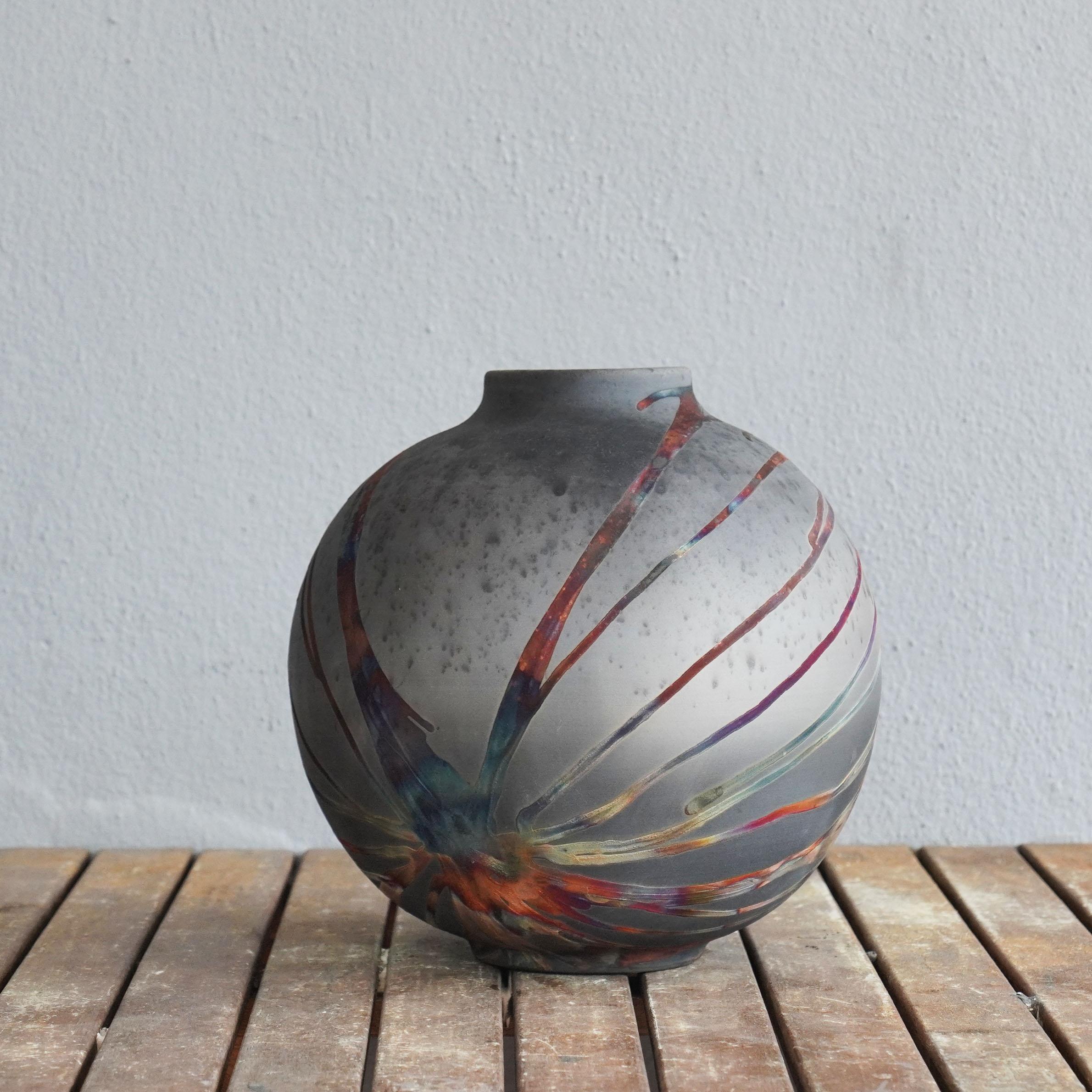 Malese Preordina il vaso Raku Large 11 inches Globe Vase, Carbon Copper, Ceramic Pottery Decor in vendita