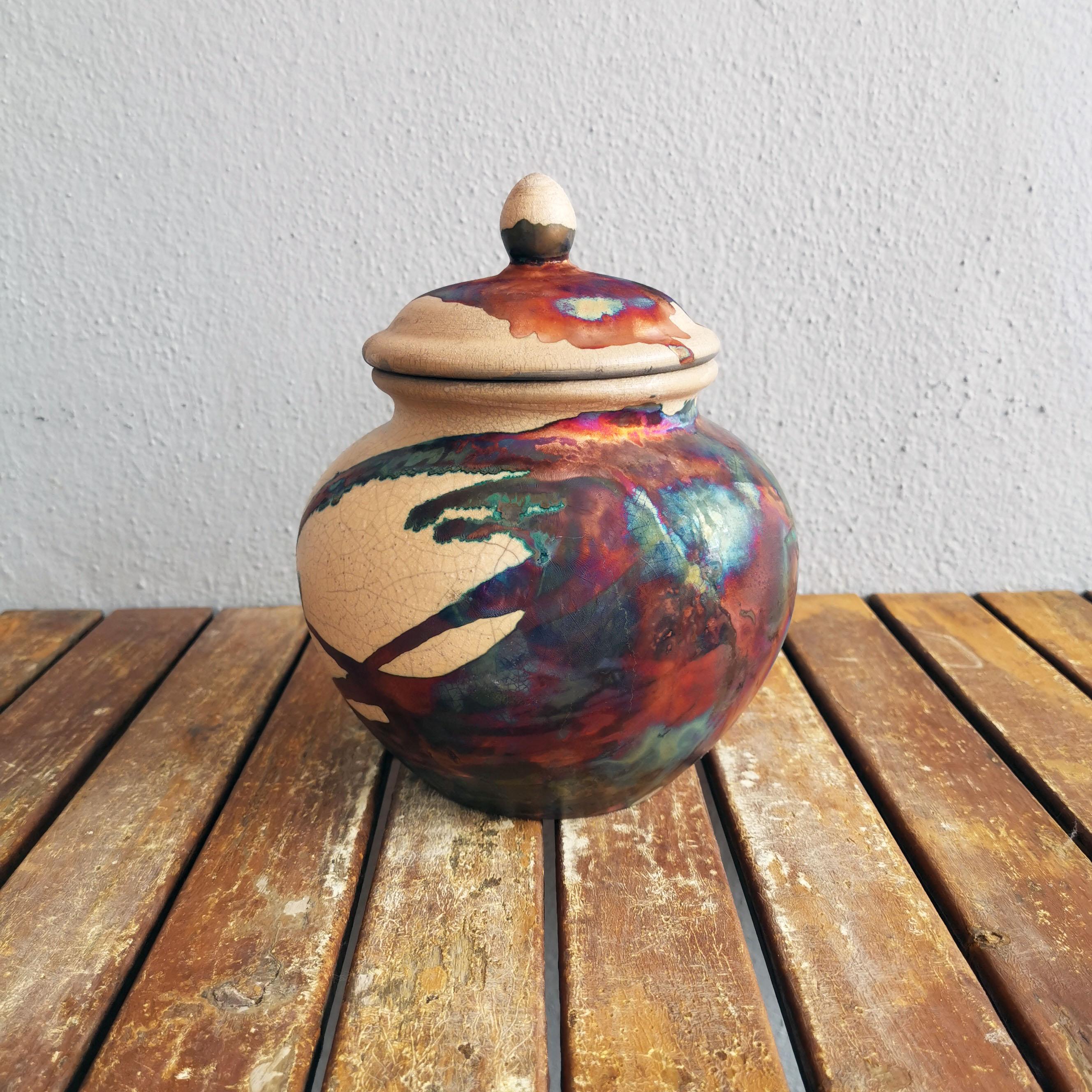 Urna Tamashii ~ 魂 (Anima)

L'urna Tamashii serve come punto di riferimento per ricordare una persona cara che è passata da questa vita ma non dal tuo cuore. Questo vaso è stato cotto con la tecnica Raku, in cui non esistono due pezzi