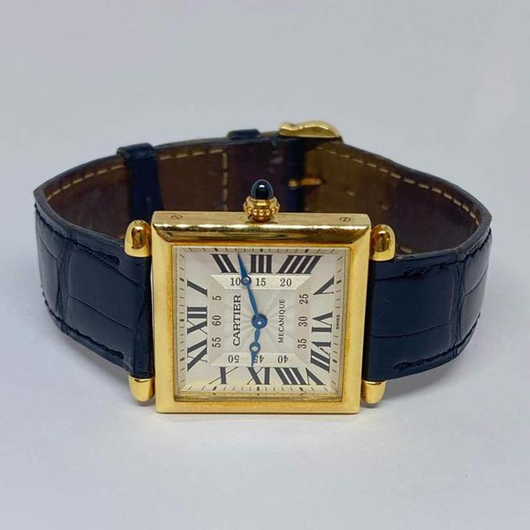 Spezielle Cartier Carree Obus Tank Unisex-Uhr ist 18 Karat Gelbgold auf einem schwarzen Lederband entworfen. Die Uhr misst 26 mm und hat ein mechanisches Uhrwerk mit Handaufzug. Diese Form wurde erstmals 1923 hergestellt. Seltenes Design mit