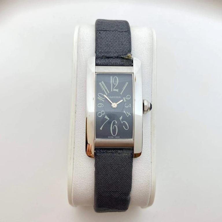Cartier Petite montre Tank Américaine d'occasion avec cadran en or blanc 18 carats gris et lanière en satin Pour femmes en vente