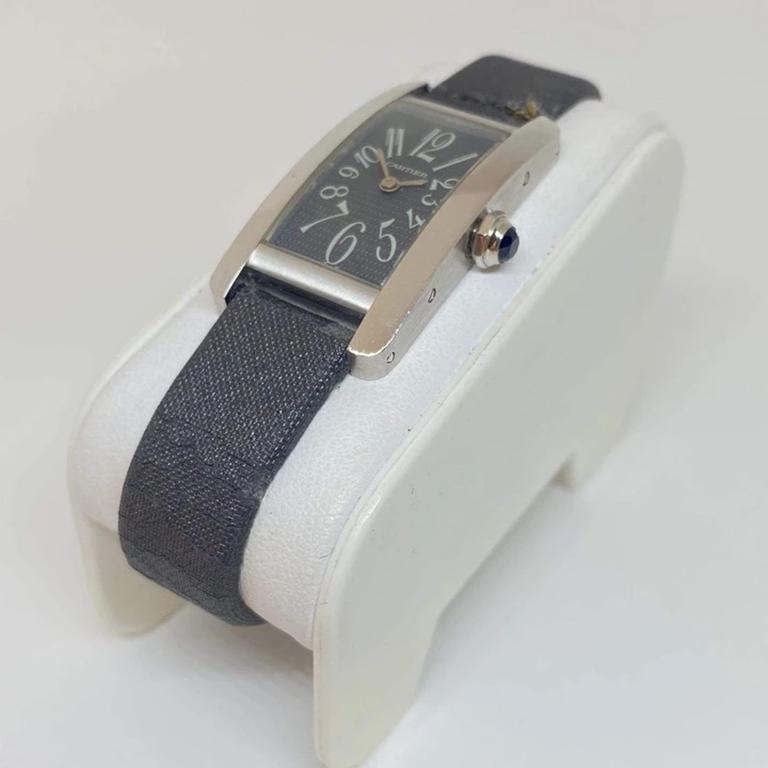 Cartier Petite montre Tank Américaine d'occasion avec cadran en or blanc 18 carats gris et lanière en satin en vente 1