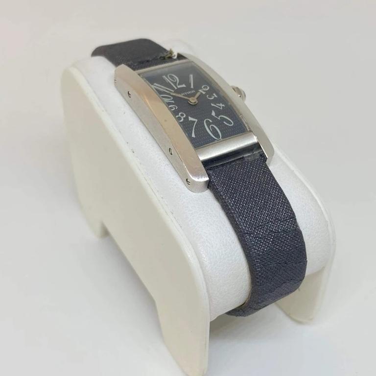 Cartier Petite montre Tank Américaine d'occasion avec cadran en or blanc 18 carats gris et lanière en satin en vente 2