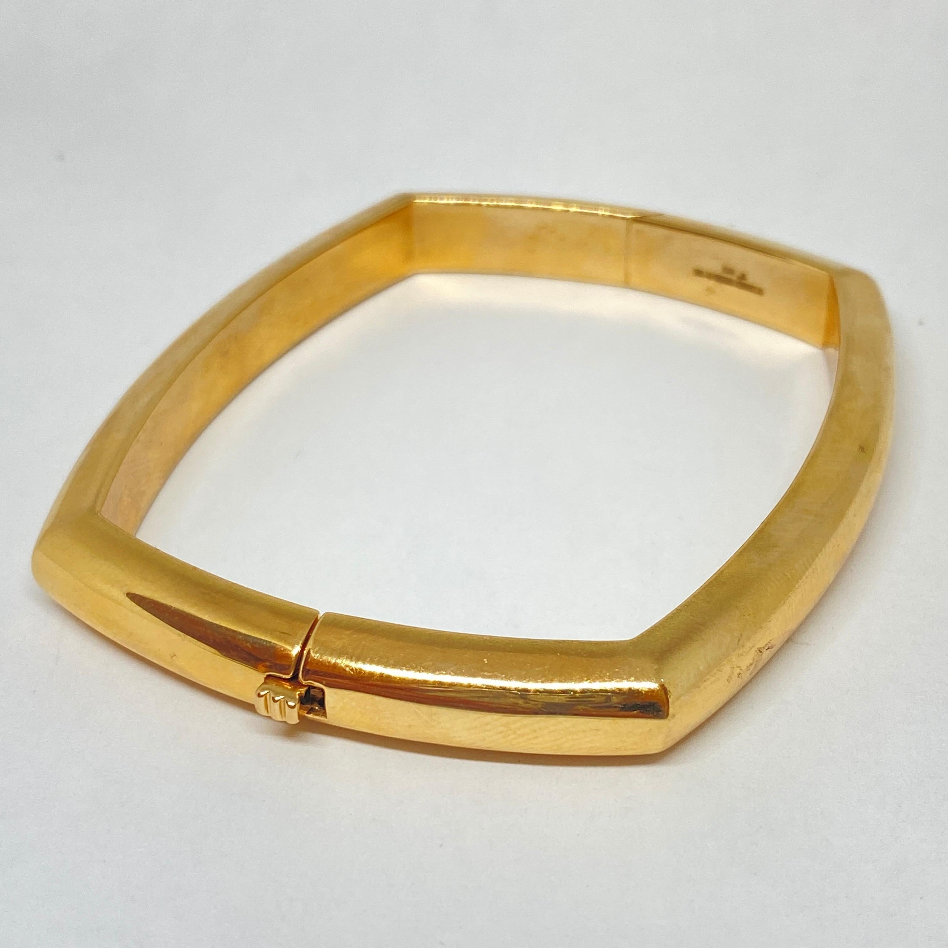 Schöne kaum getragen David Webb Armreif Armband in 18 Karat Gelbgold entworfen. Das Armband ist 8 mm breit und passt an ein Handgelenk von 5