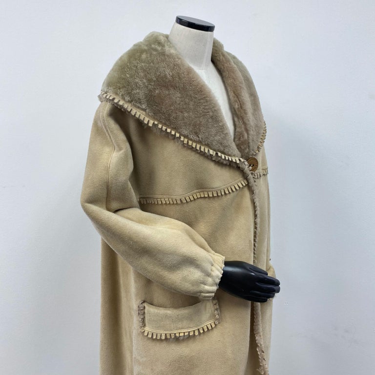 Nuovo Fendi Fendissime Cappotto in pelliccia di shearling beige (taglia  14-L) in vendita su 1stDibs