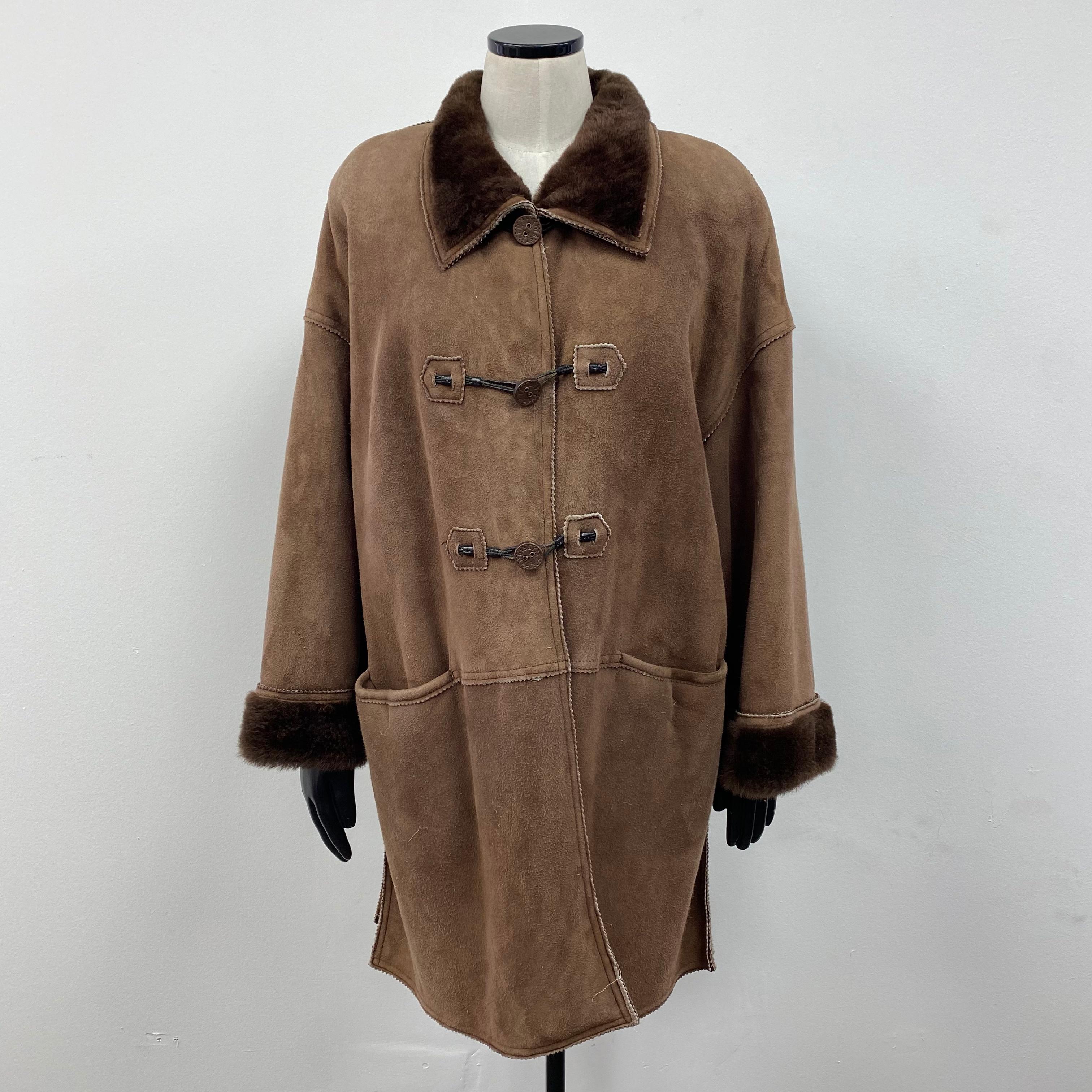 PRODUCT DESCRIPTION:

Fendi Fendissime for Holt Renfrew Italian Shearling Fur Coat in a beautiful chestnut color

Condition: Good

Closure: Leather Buttons

Color: Brown

Material: Shearling

Garment type:  Shearling coat

Sleeves: Dolman with
