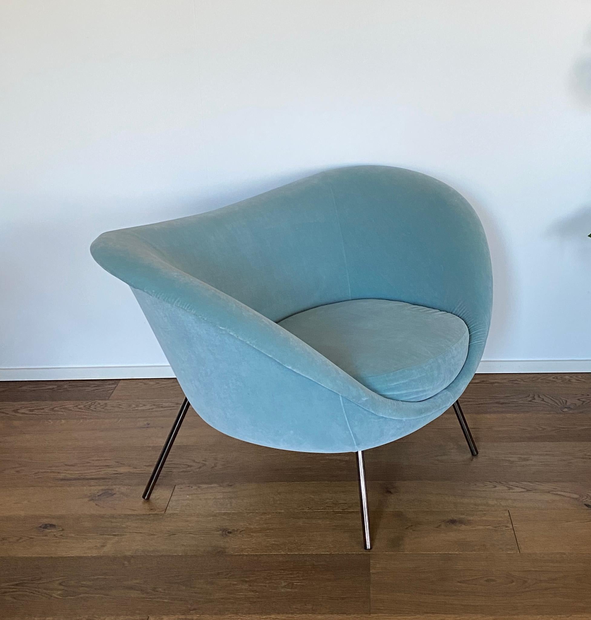 Le fauteuil D.154.2 a été conçu par Gio Ponti pour l'un des projets qui lui tenait le plus à cœur, la villa des collectionneurs de Planchart à Caracas (1953-57). Il incarne pleinement le génie architectural et l'esprit bouillonnant de Ponti, avec