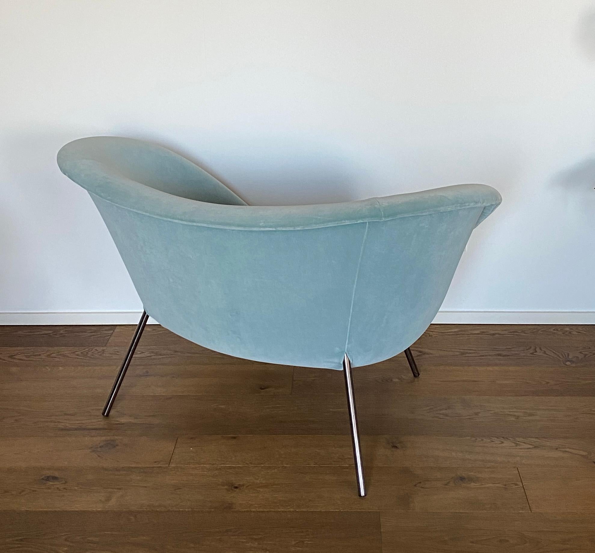 italien Fauteuil d'occasion Gio Ponti D.154.2 en tissu de daim bleu clair en vente