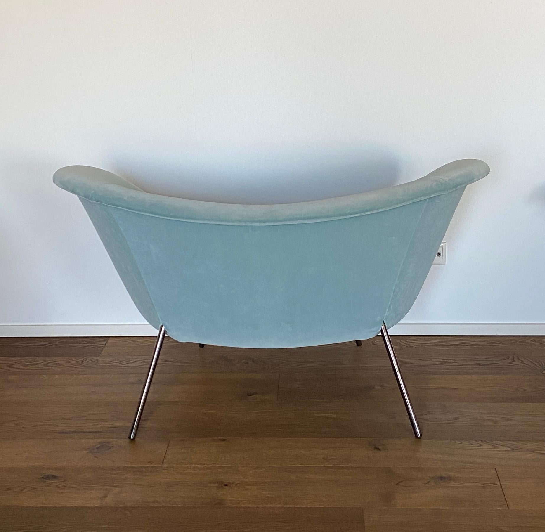 Polychromé Fauteuil d'occasion Gio Ponti D.154.2 en tissu de daim bleu clair en vente