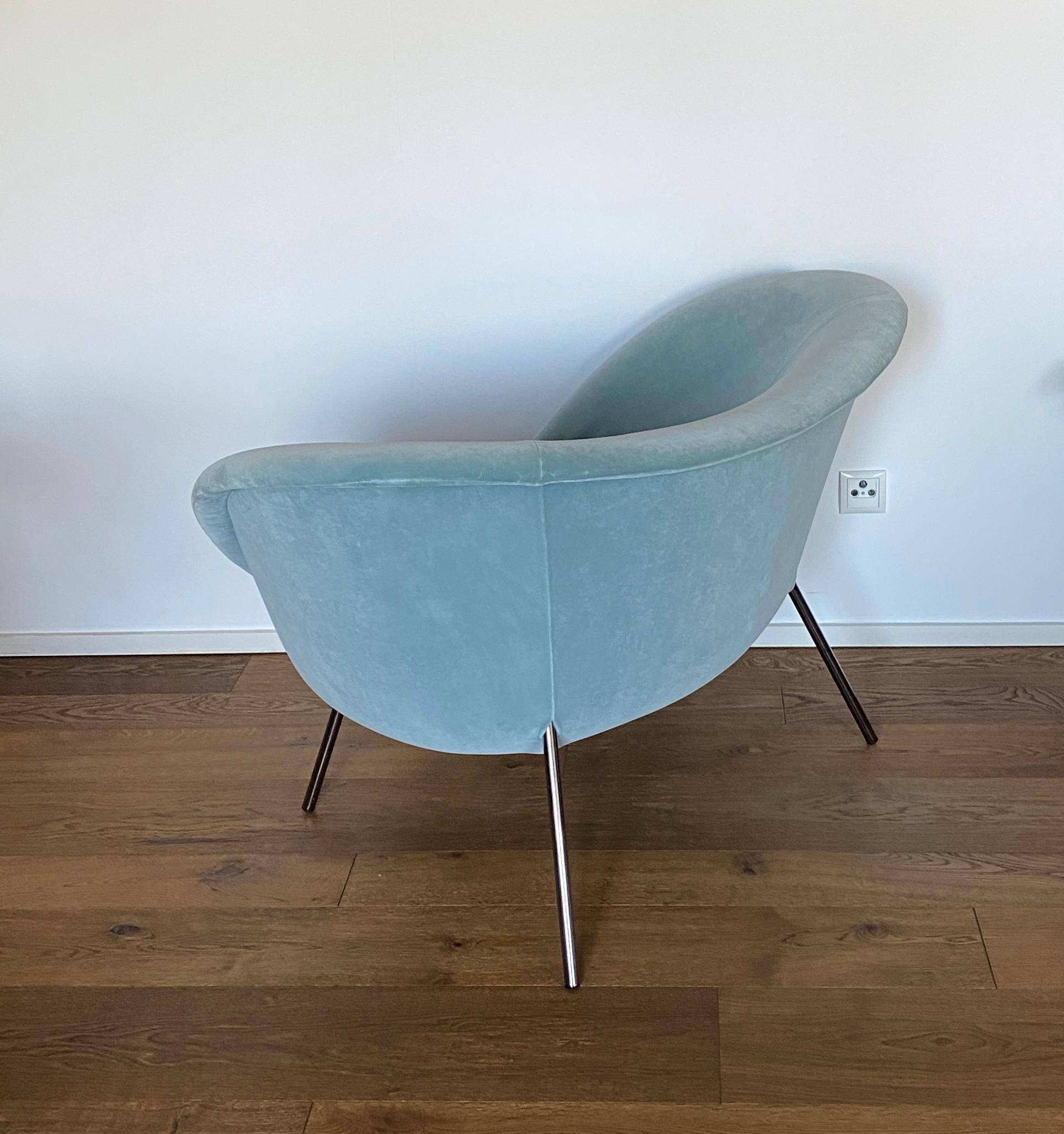 Fauteuil d'occasion Gio Ponti D.154.2 en tissu de daim bleu clair Bon état - En vente à Berlin, Germany