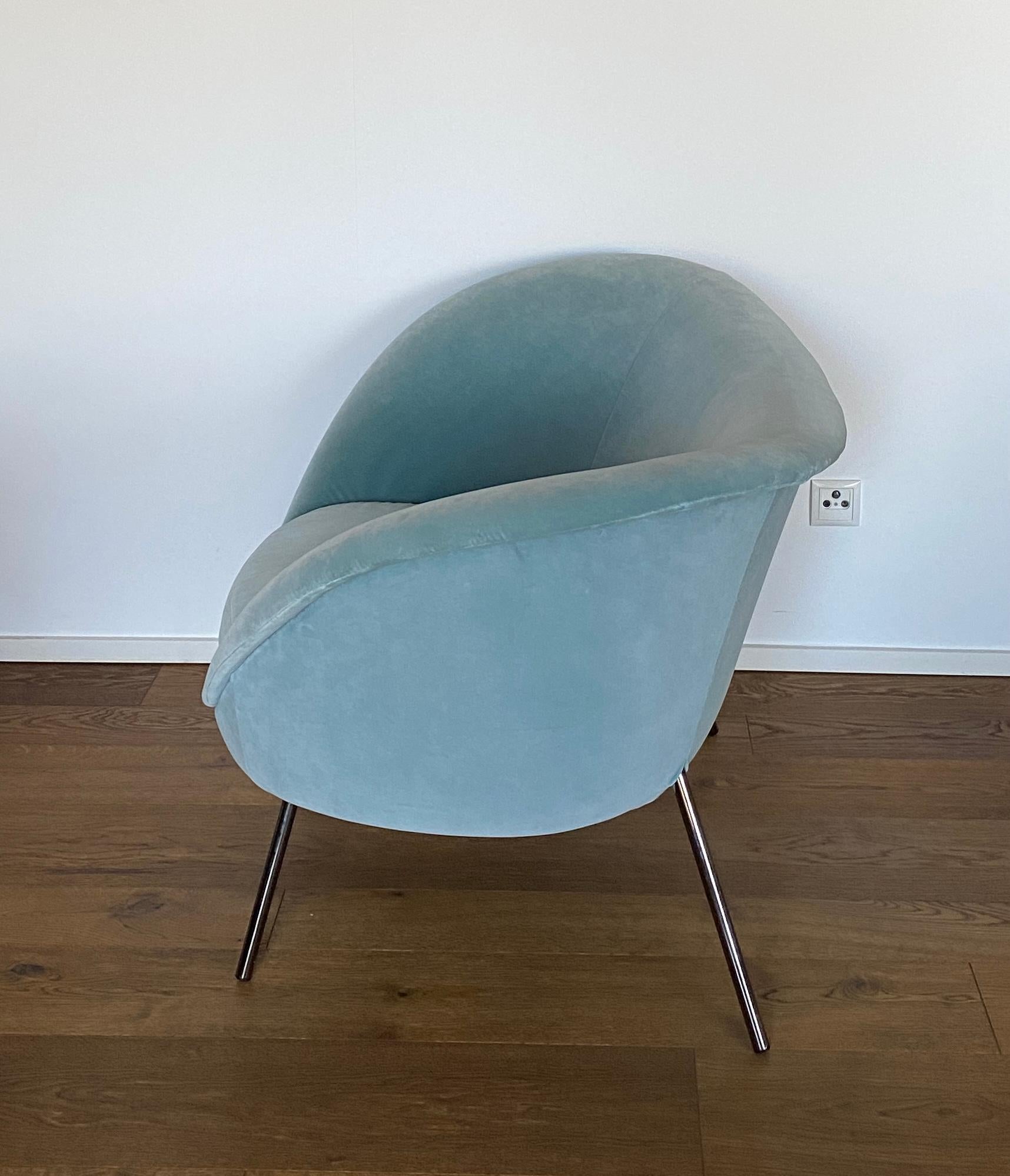 XXIe siècle et contemporain Fauteuil d'occasion Gio Ponti D.154.2 en tissu de daim bleu clair en vente