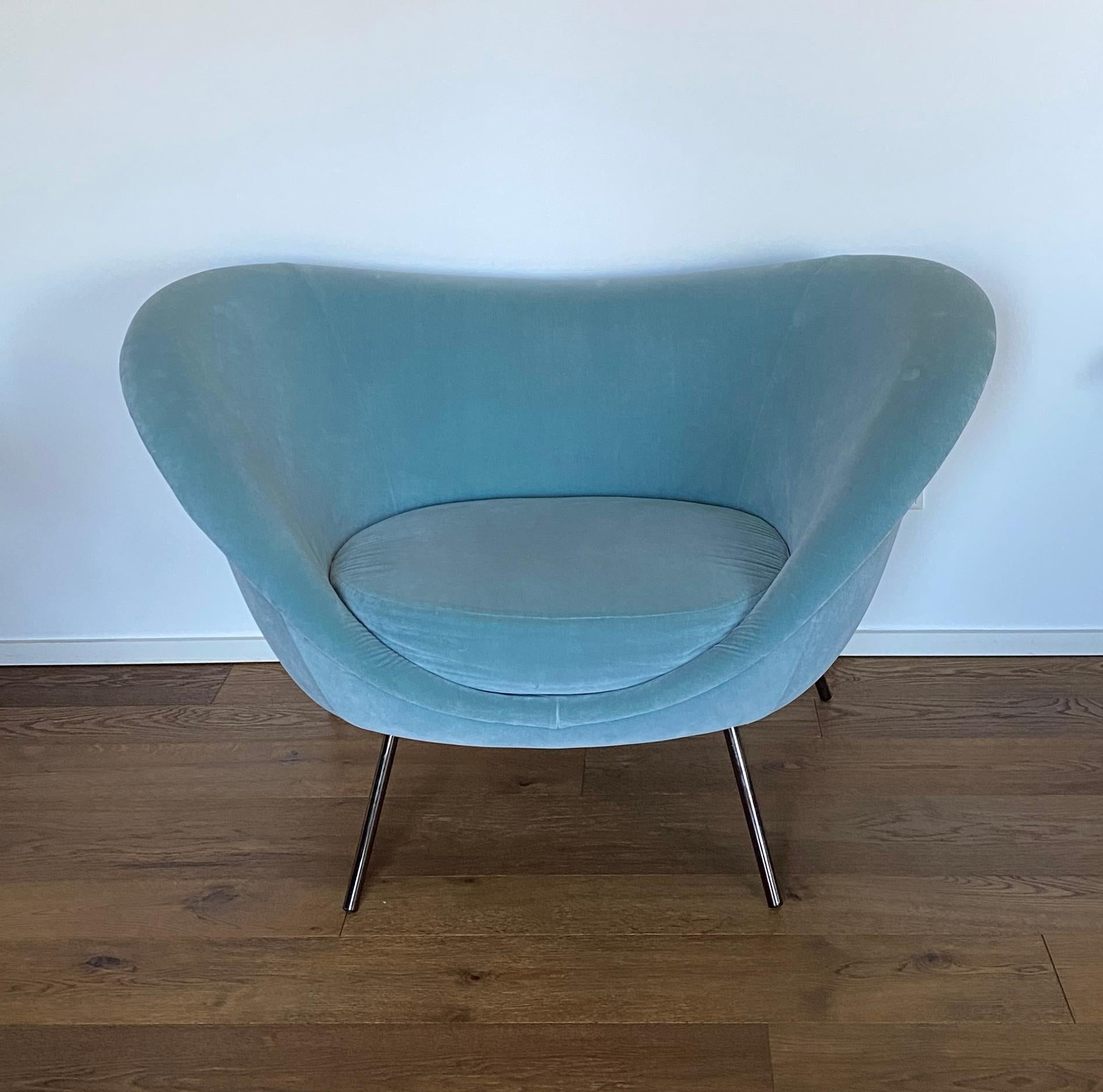 Fauteuil d'occasion Gio Ponti D.154.2 en tissu de daim bleu clair en vente 1