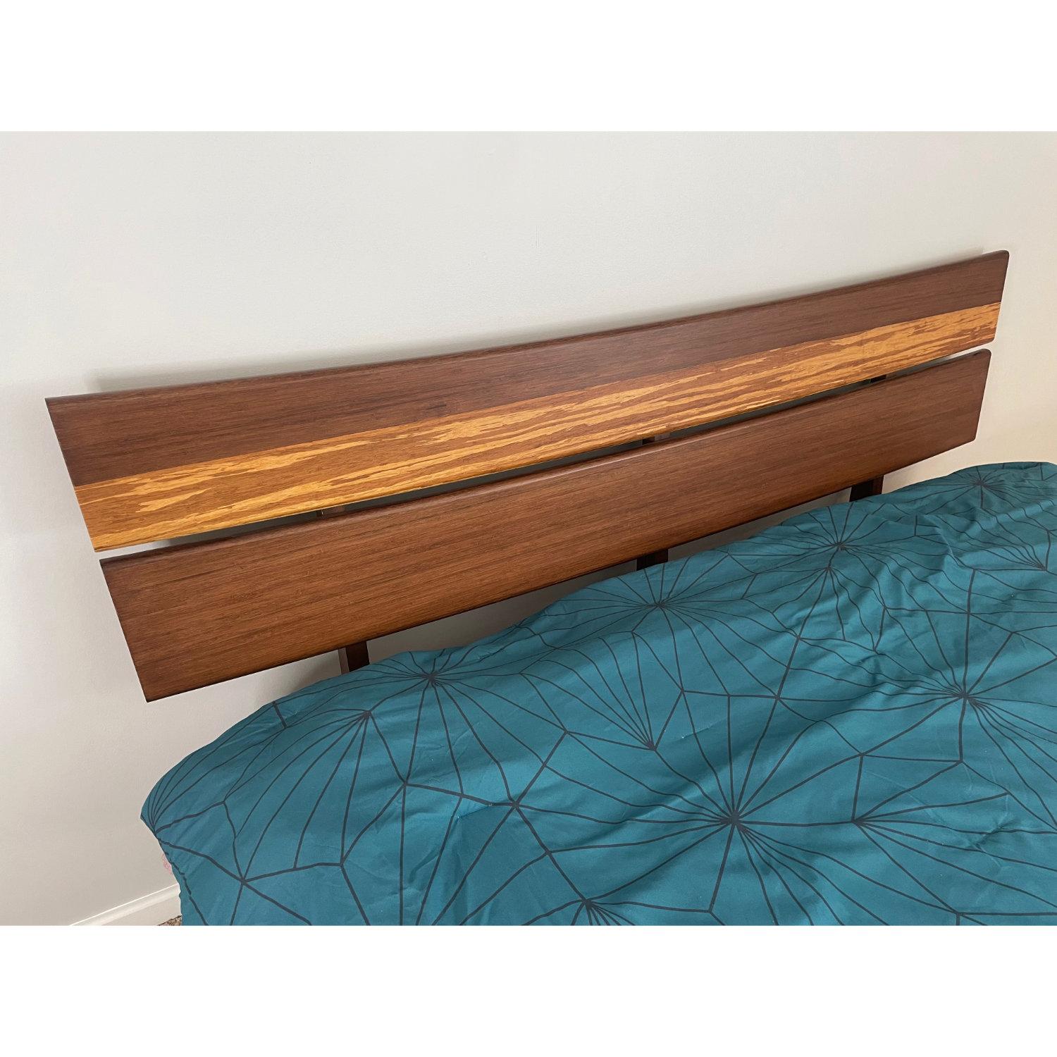 Contemporary Pre-Owned Greenington Azara King Size Sustainable Eco-Friendly Platform Bed For Sale