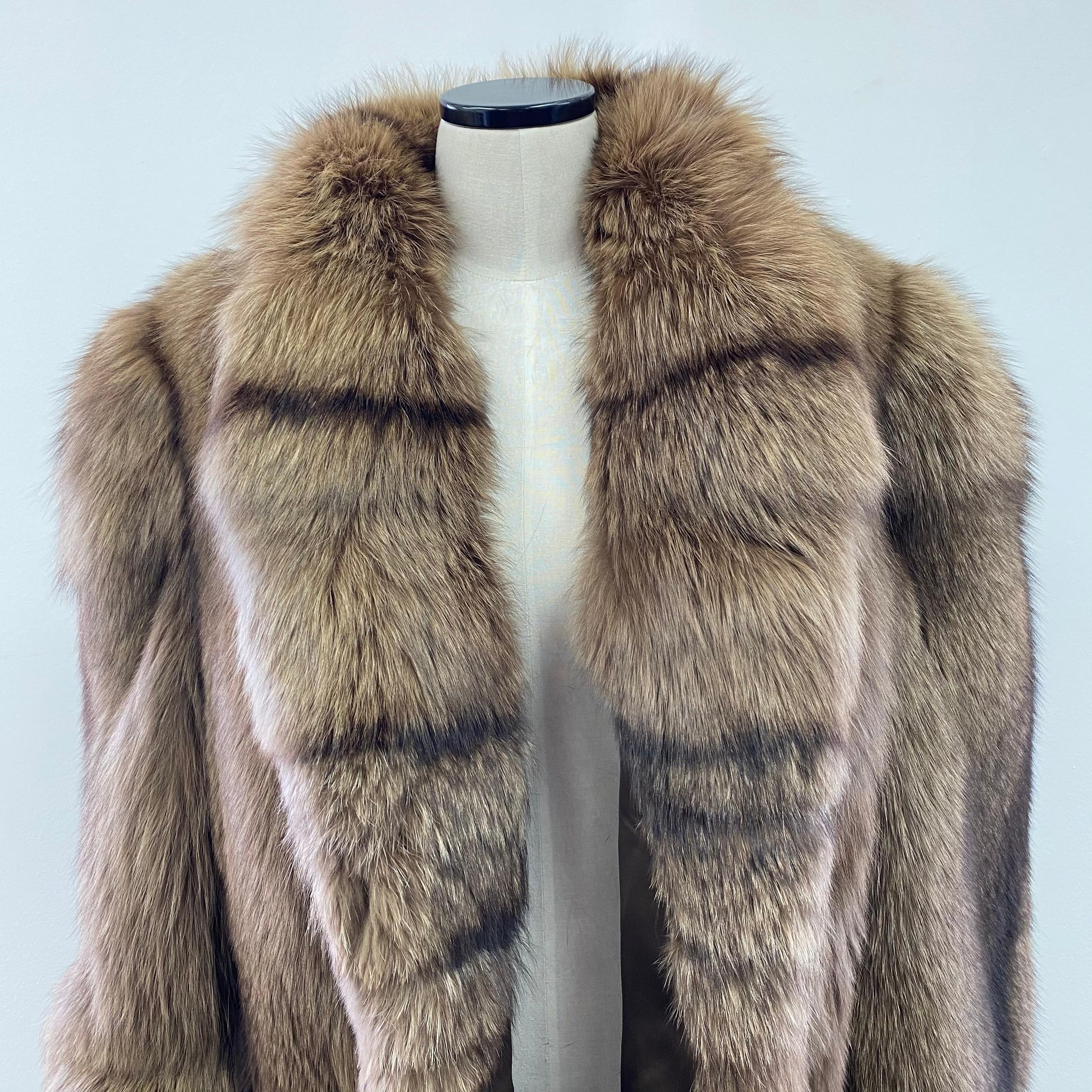 Holt Renfrew Dyed Silver Fox Fur Stroller Coat (Size 10-M) In Good Condition In Montreal, Quebec