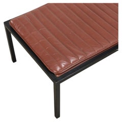 Panchina moderna di Jason Horvath in pelle rossa e metallo, di proprietà dell'acquirente.