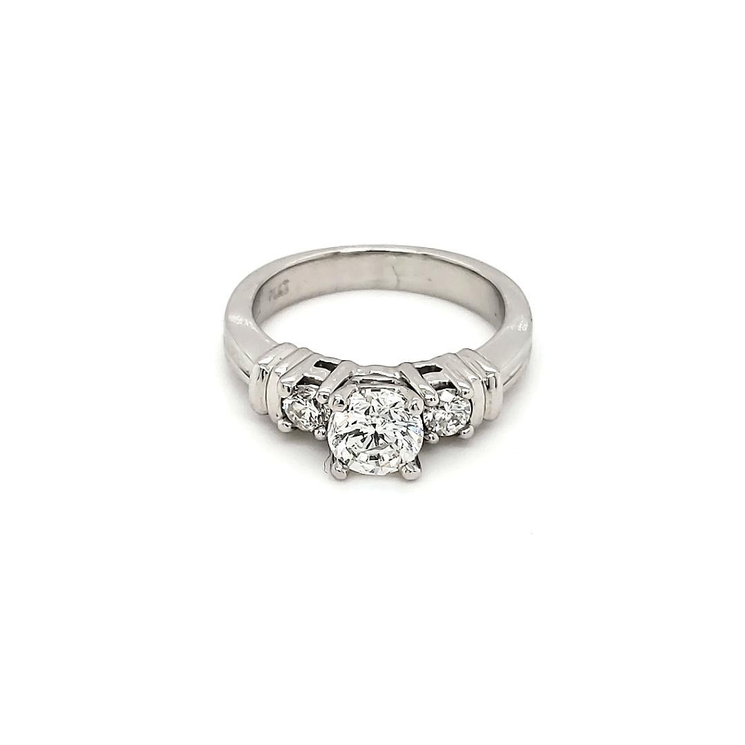 Questo è uno splendido anello di fidanzamento in platino con diamanti usato. Misura del dito 5-1/2

Metallo: Platino 12,76 grammi

Pietra centrale:
Peso: 0,65ct twt
Qualità: I1 (inclusioni bianche)
Colore: H
Forma: Diamanti rotondi

5 Pietre