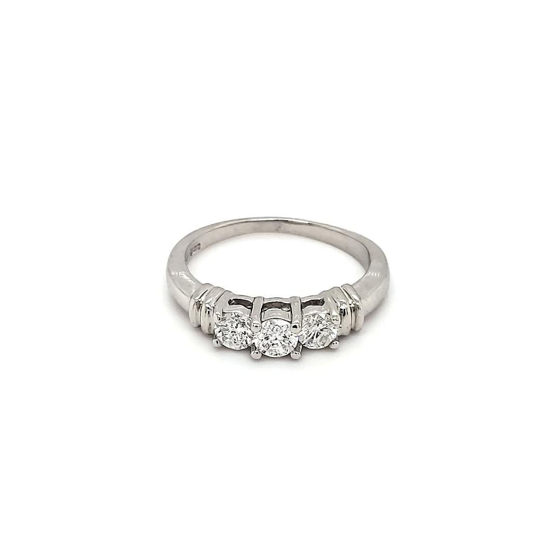 Donna Parure di fidanzamento in platino usata con diamante rotondo centrale da 0,66 carati in vendita