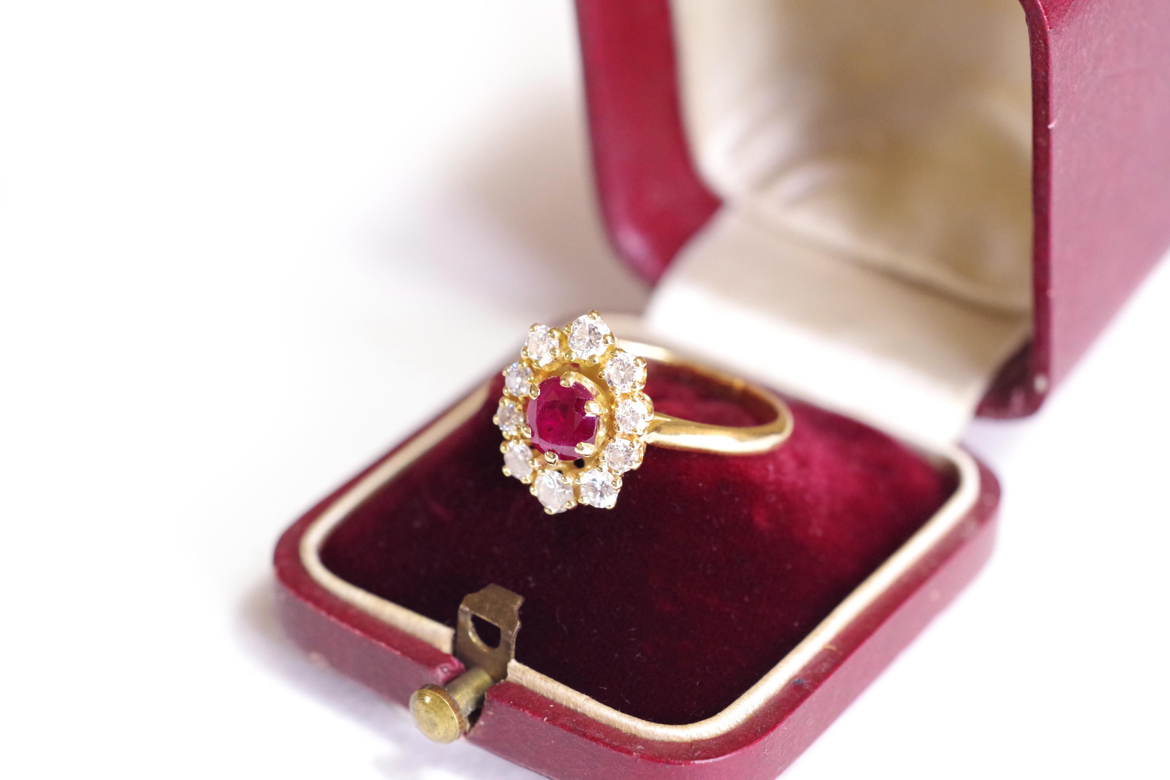 Pre-Owned Ruby and Diamonds Cluster Ring in 18k Gold, Vintage Cluster Ring In Fair Condition For Sale In PARIS, FR