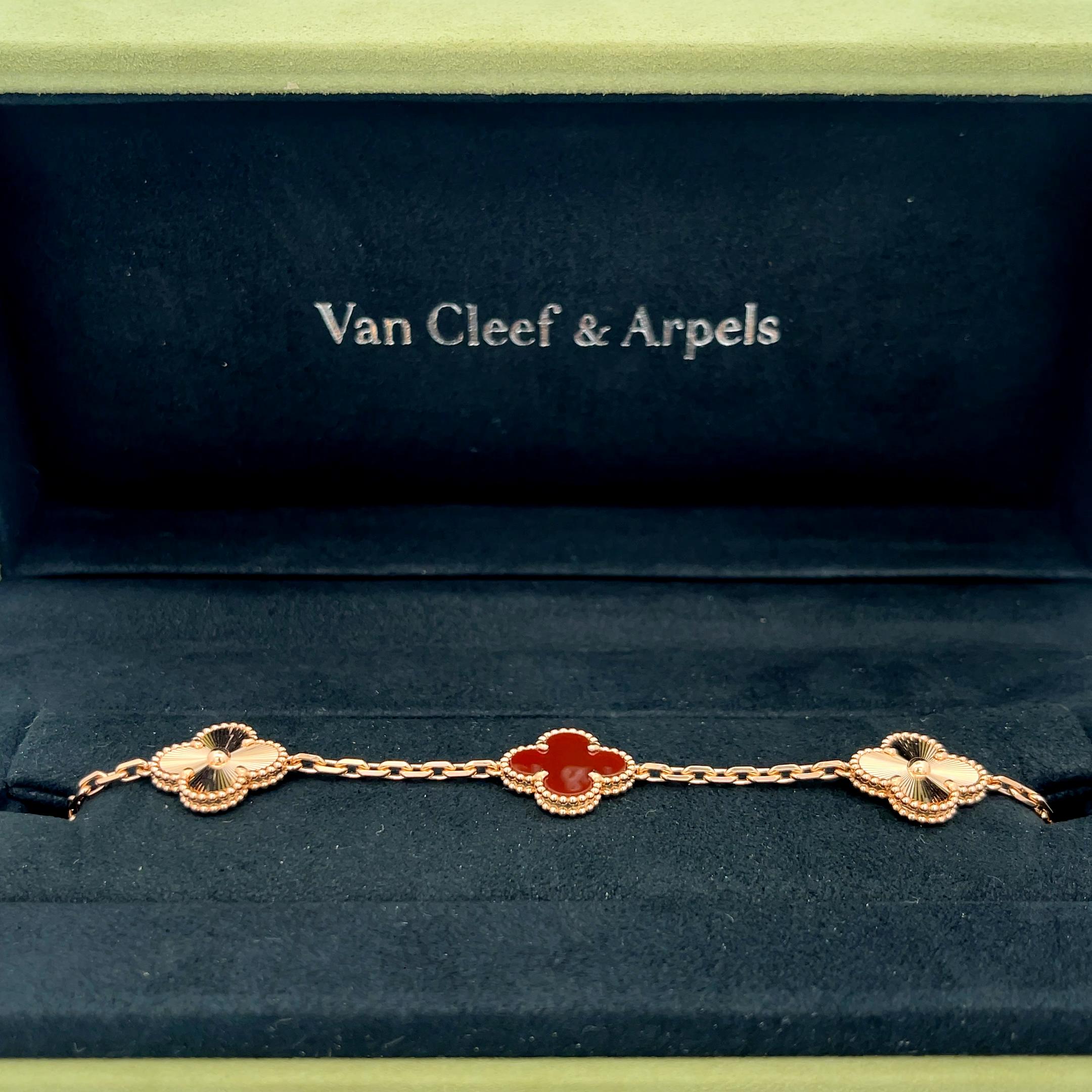 Bracelet d'occasion Van Cleef & Arpels Cornaline Alhambra 5 Motif en or rose 18K. Estampillé VC&A
7.5