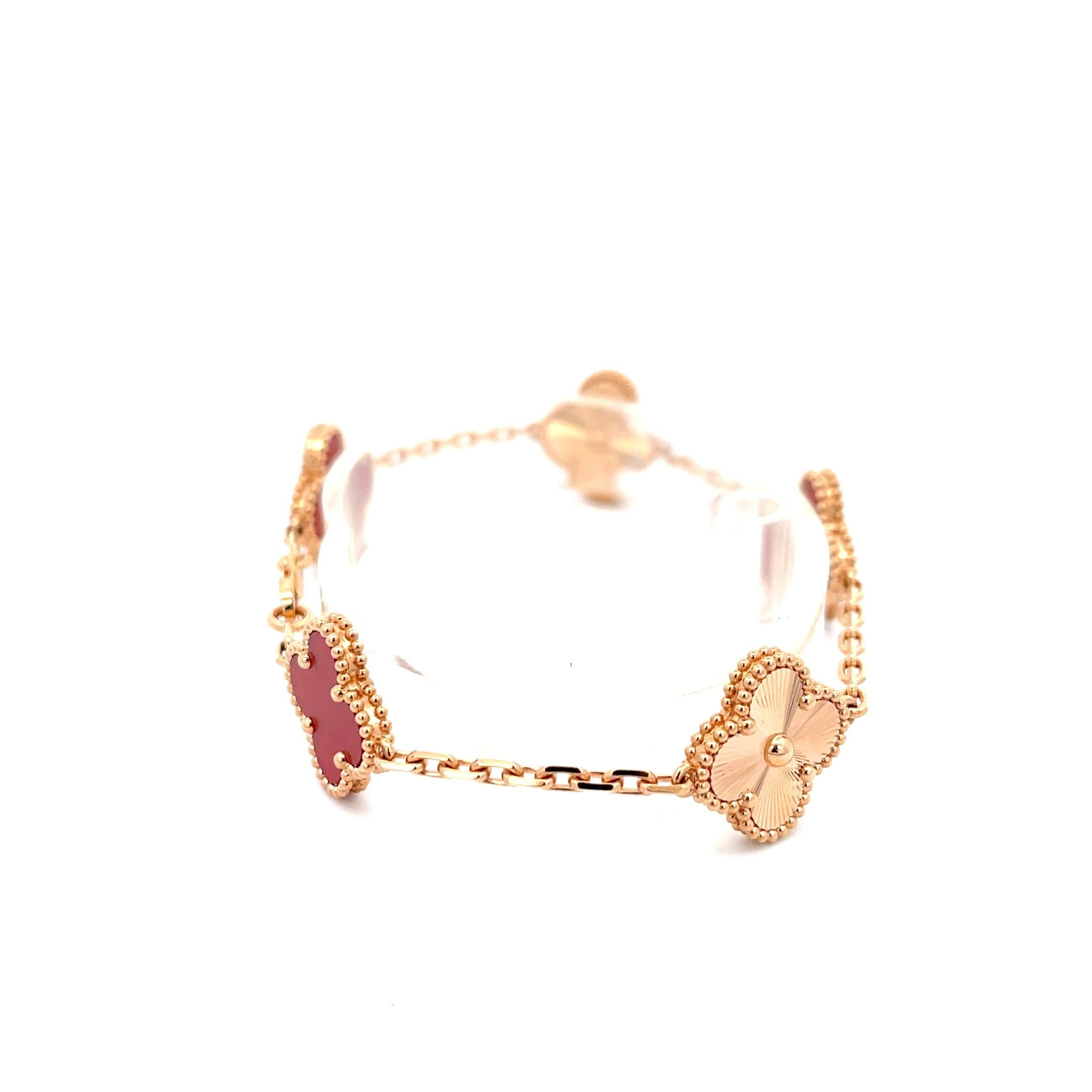 Van Cleef & Arpels Bracelet Alhambra d'occasion en or rose 18 carats et cornaline Excellent état à Dallas, TX