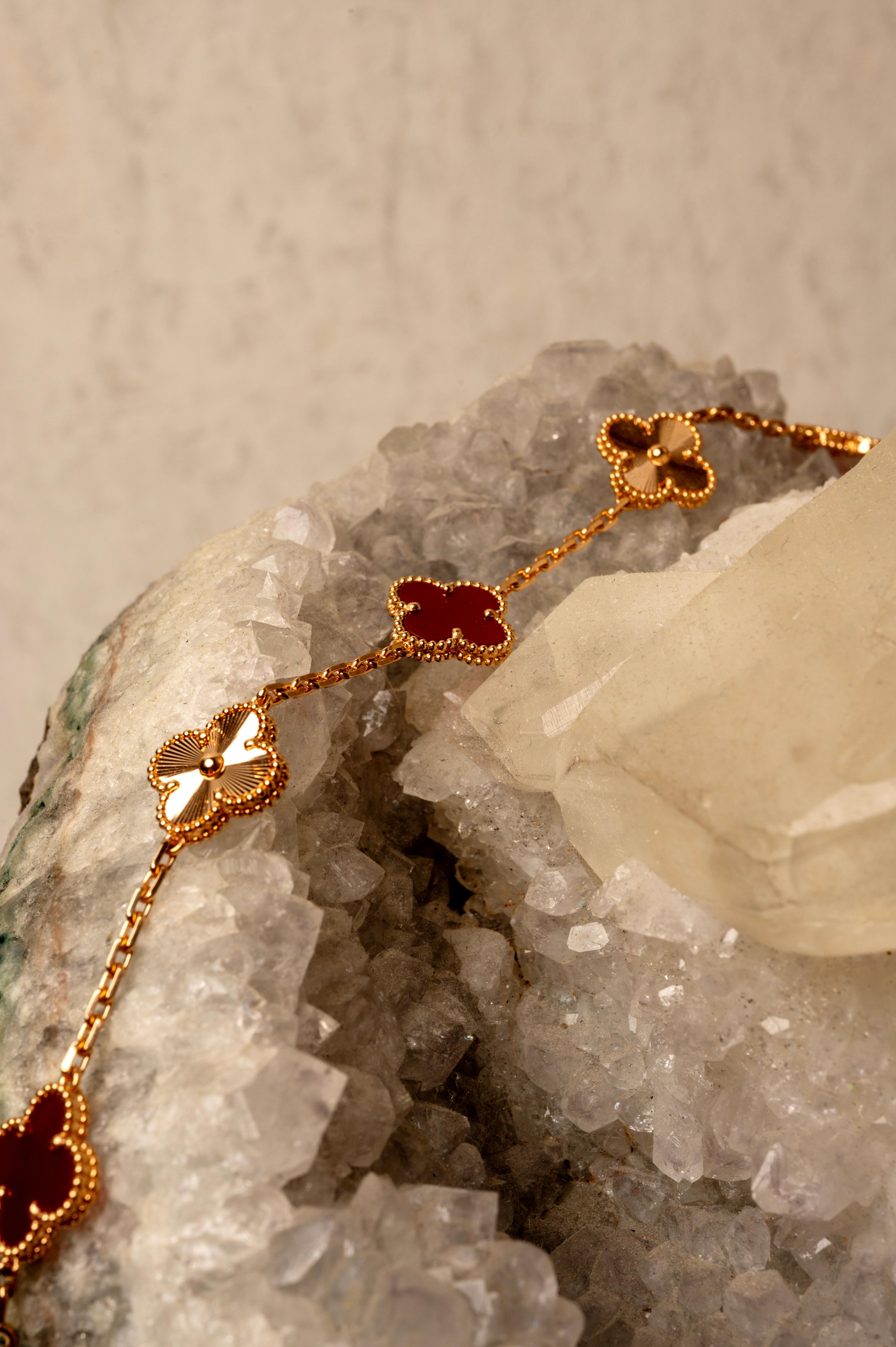 Van Cleef & Arpels Bracelet Alhambra d'occasion en or rose 18 carats et cornaline 1