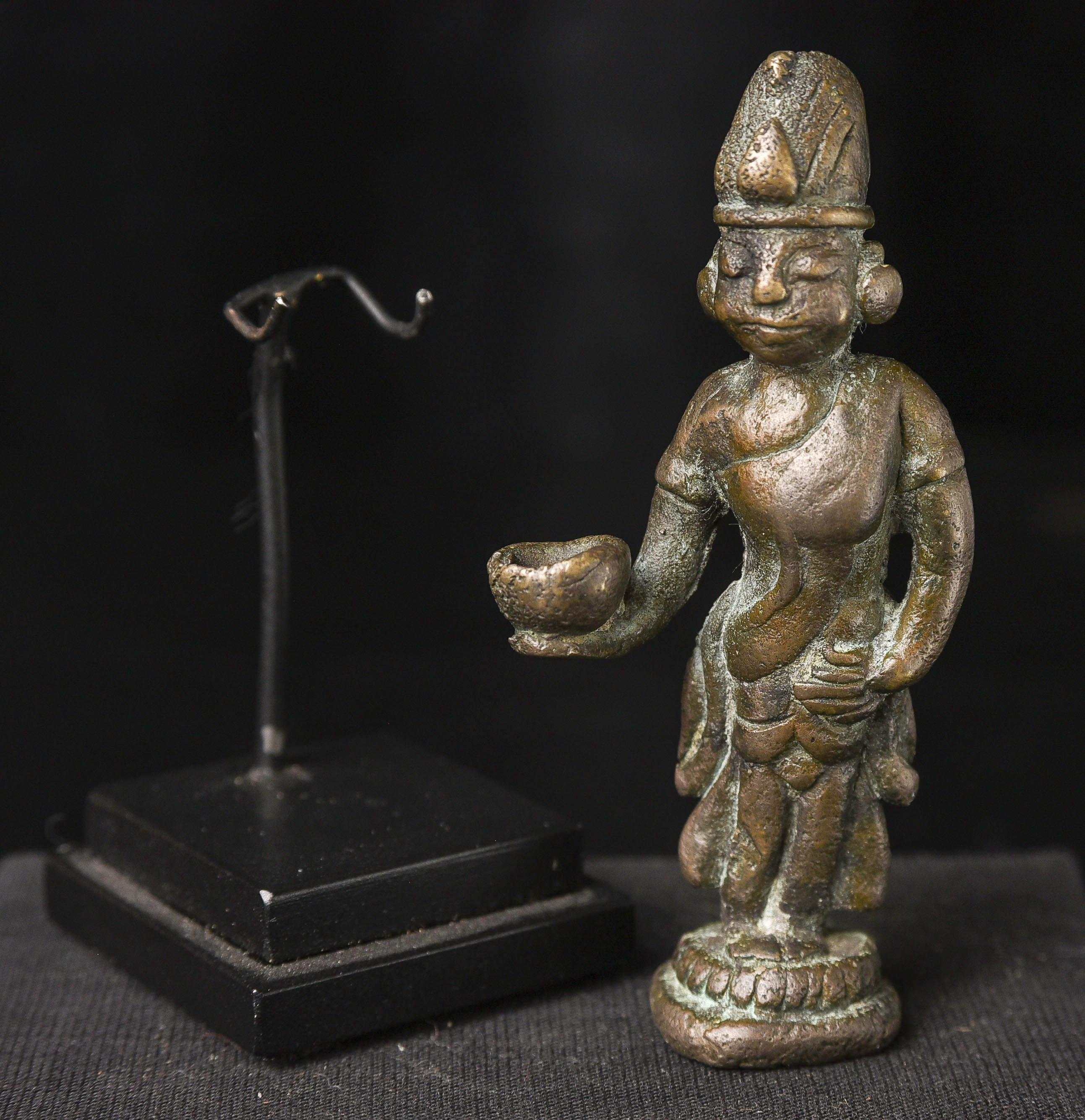 Figura budista prepagana de bronce macizo fundido de Birmania. Carisma, Finesse 9803 en venta 1