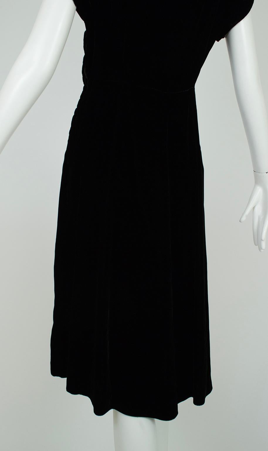 Pre-War Black Velvet Art Deco Bead and Rhinestone Cocktail Dress – L, 1940s For Sale 6