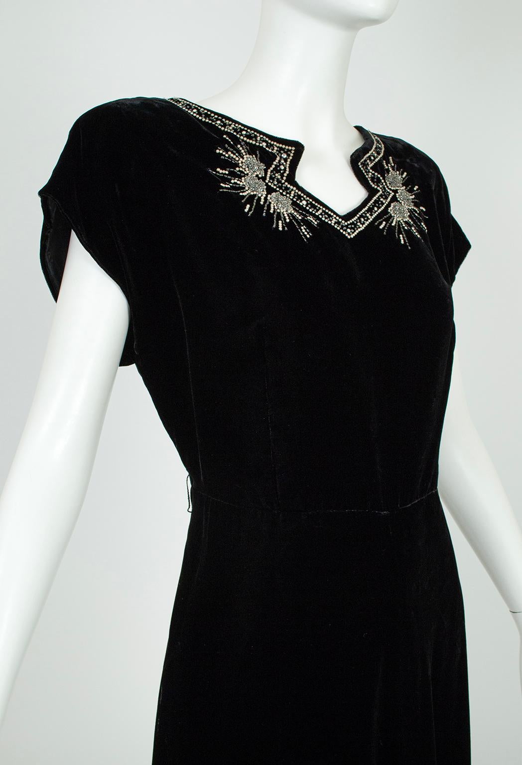 Vorkriegs-Cocktailkleid aus schwarzem Samt im Art-Déco-Stil mit Perlen und Strass - L, 1940er Jahre im Zustand „Gut“ im Angebot in Tucson, AZ