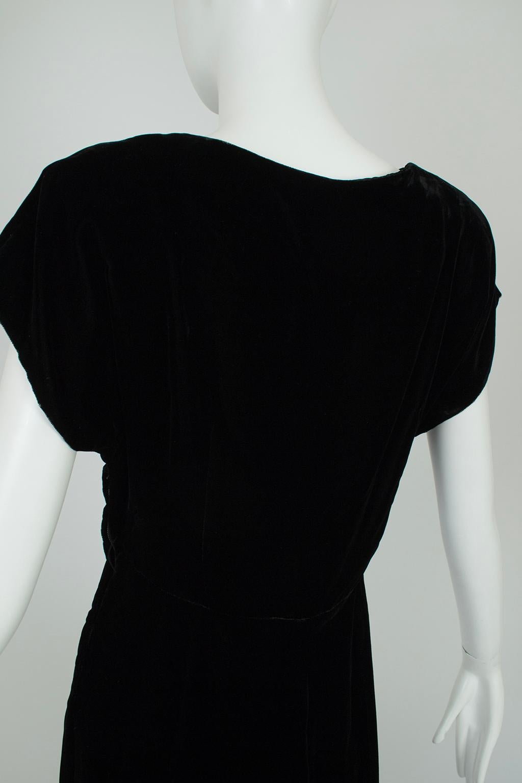 Pre-War Black Velvet Art Deco Bead and Rhinestone Cocktail Dress – L, 1940s For Sale 3