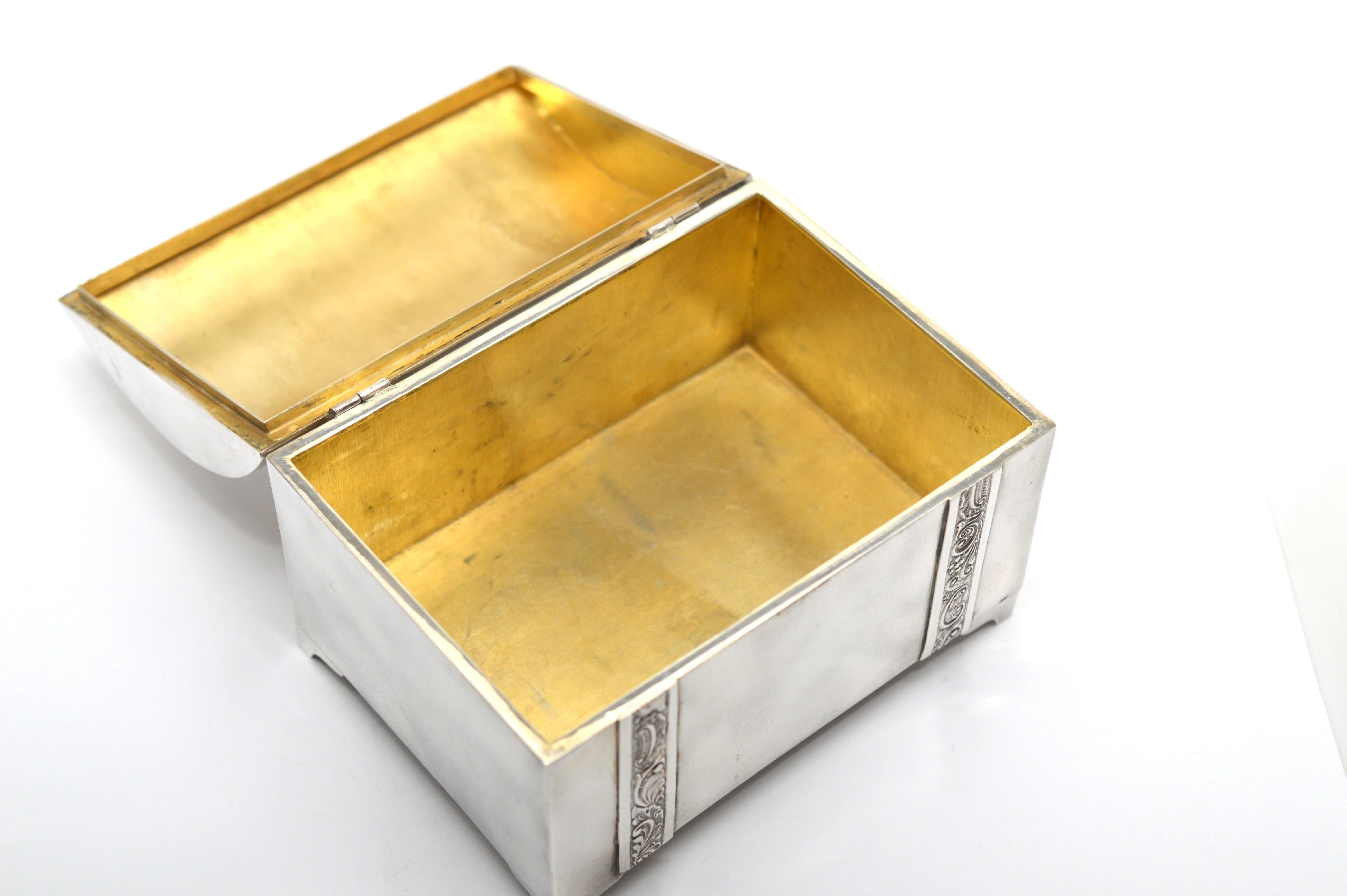 Handgefertigte estnische 875er Silberdose aus der Vorkriegszeit mit vergoldetem Innenleben. Die Tischtruhe mit konturierter Platte misst etwa  4-3/4 Zoll lang x 3-3/8 Zoll breit x 2-3/4 hoch. Großes Gesprächsstück für Couchtisch oder Sammler.