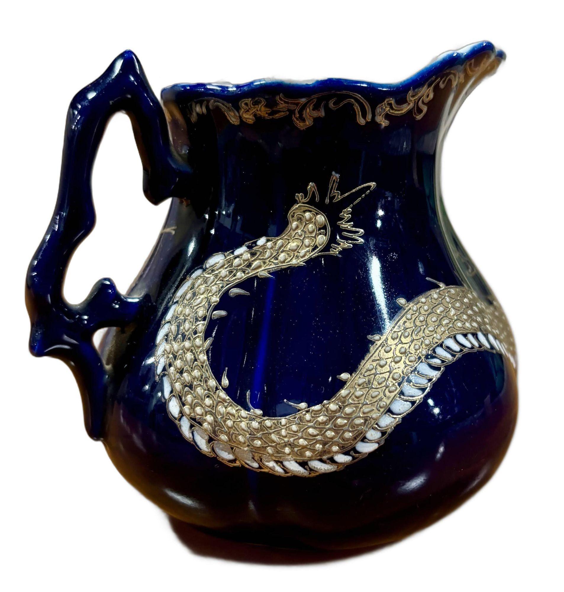 Kobaltblaue Vase aus der Vorkriegszeit mit chinesischem Drachen mit Silberblatt.

CIRCA 1900