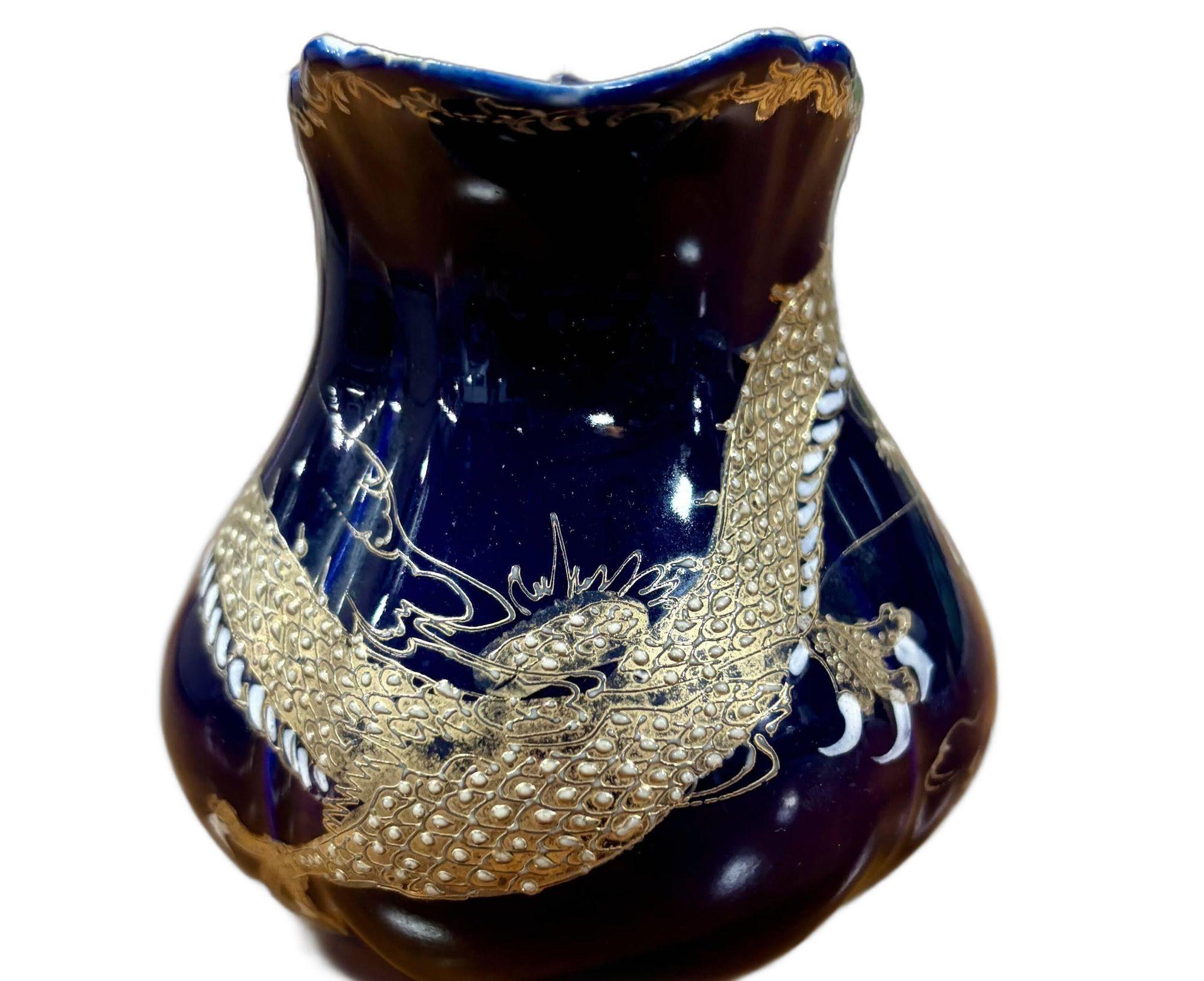 Circa 1900 Vorkriegszeit Kobalt Milchkännchen mit Silberblatt chinesischen Drachen (Chinesisch) im Angebot