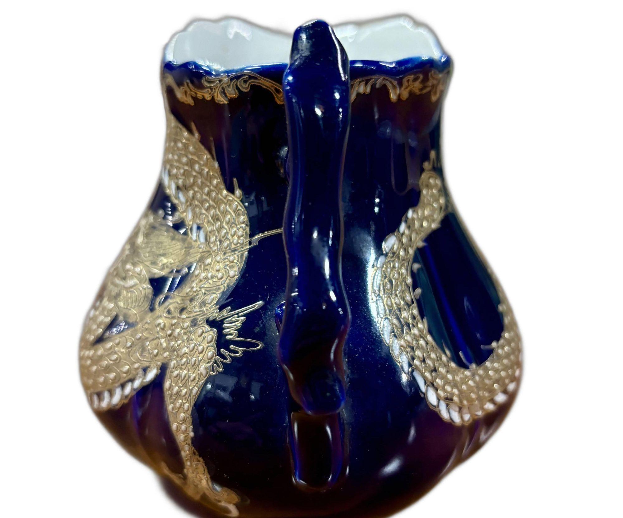 Circa 1900 Vorkriegszeit Kobalt Milchkännchen mit Silberblatt chinesischen Drachen im Zustand „Hervorragend“ im Angebot in Van Nuys, CA