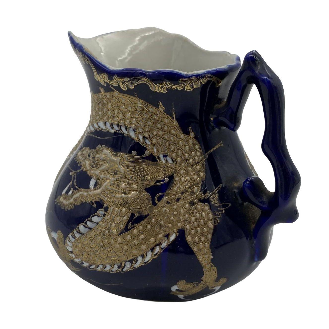 Circa 1900 Vorkriegszeit Kobalt Milchkännchen mit Silberblatt chinesischen Drachen (Keramik) im Angebot