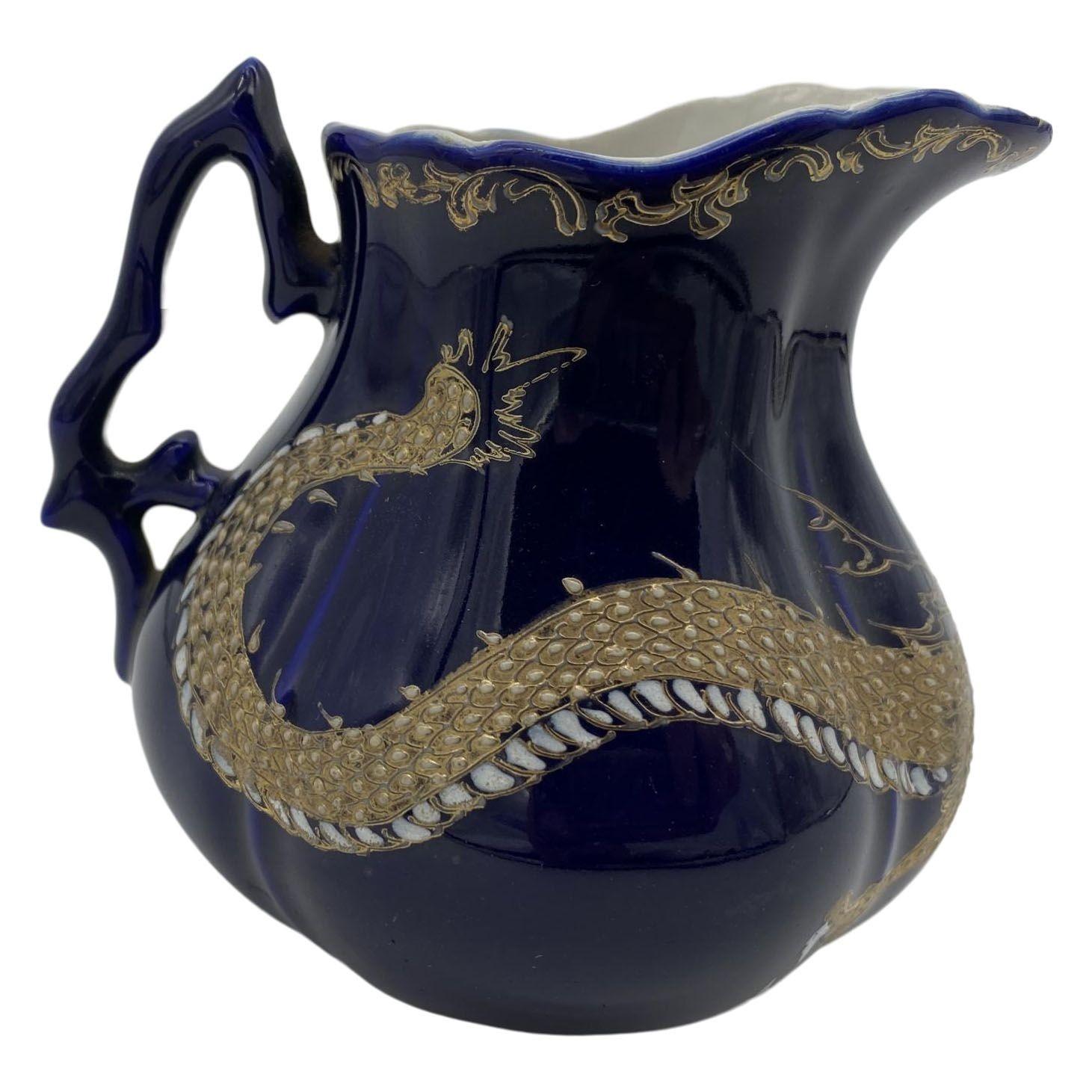Circa 1900 Vorkriegszeit Kobalt Milchkännchen mit Silberblatt chinesischen Drachen im Angebot 1