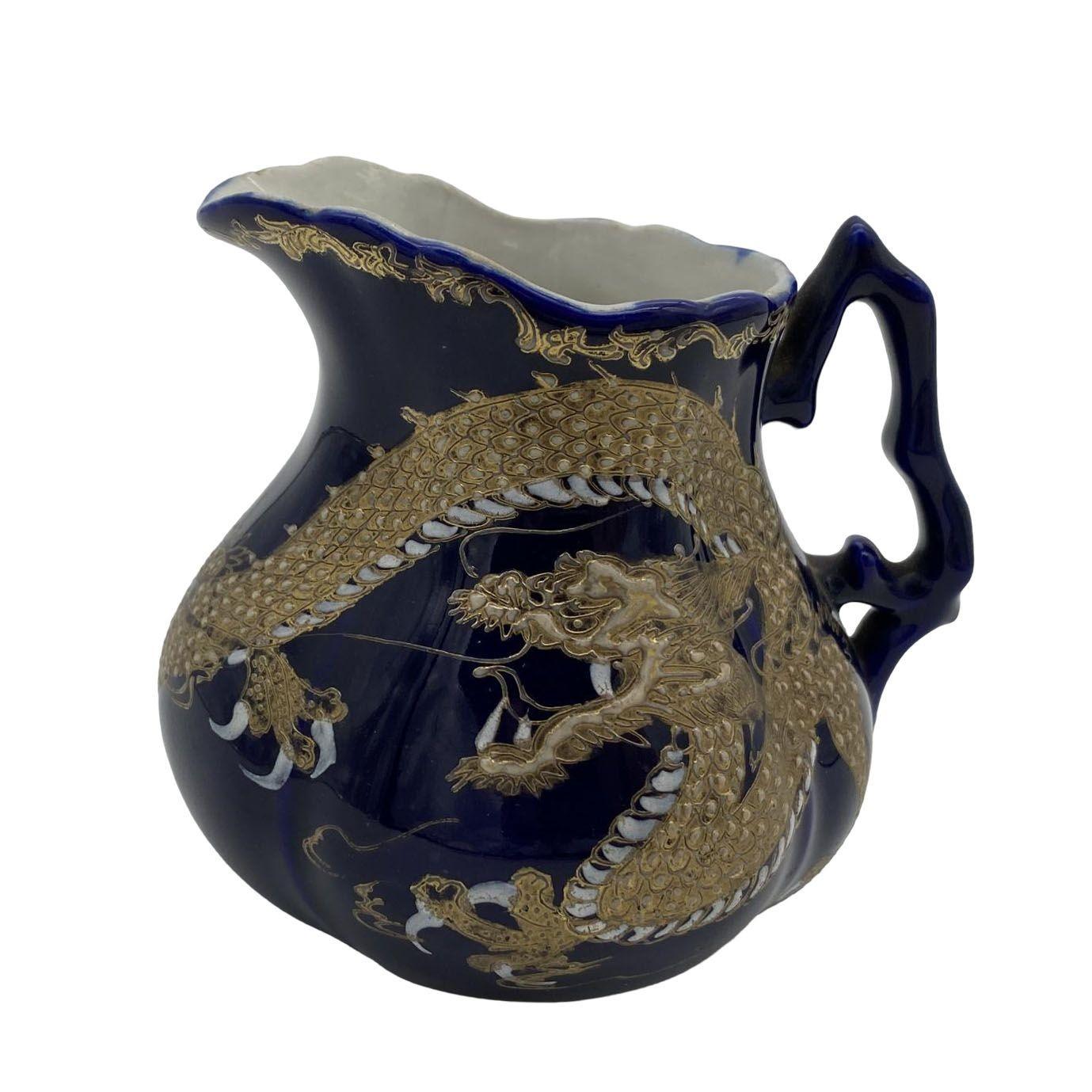 Circa 1900 Vorkriegszeit Kobalt Milchkännchen mit Silberblatt chinesischen Drachen im Angebot 2