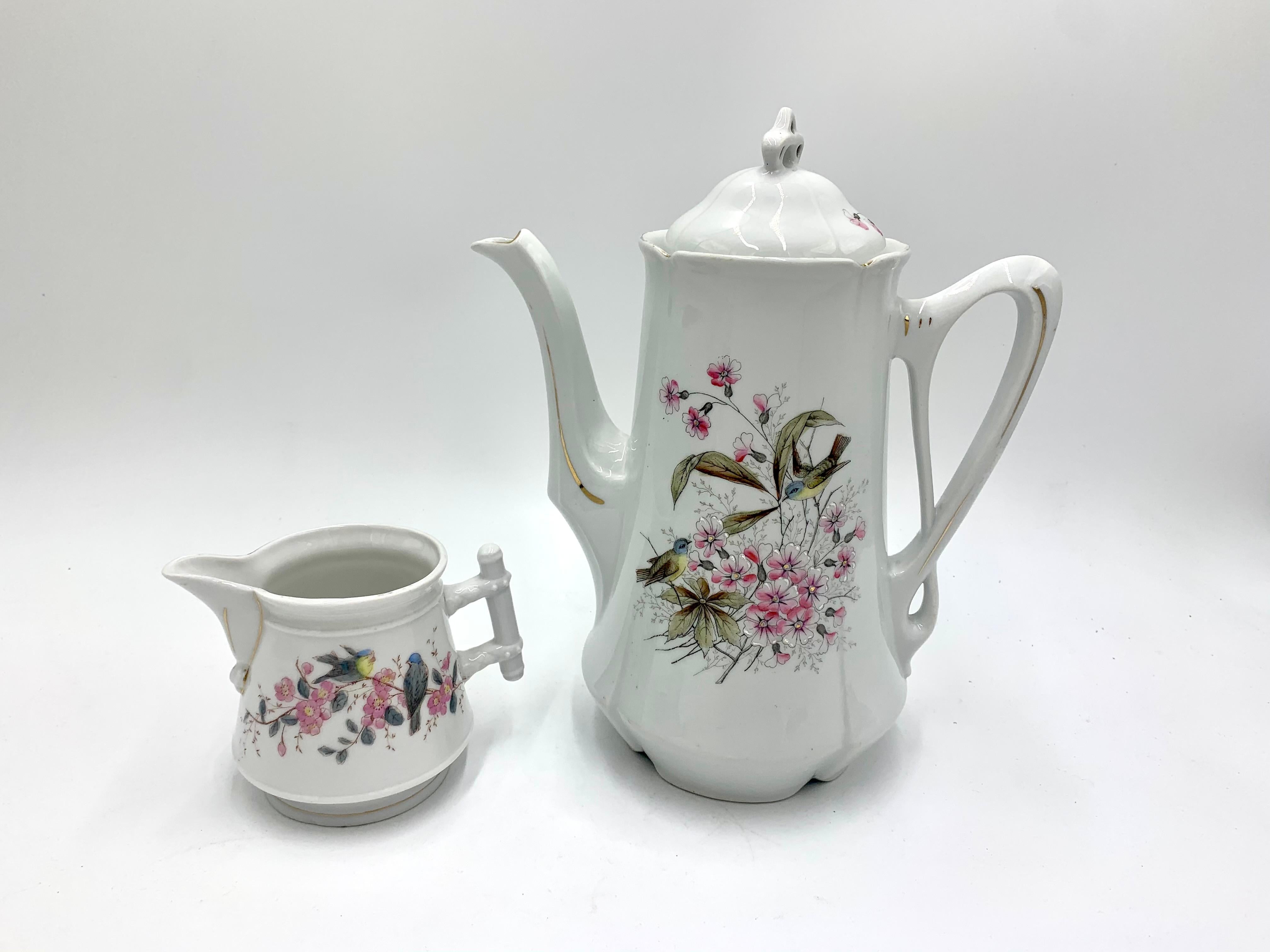 A large porcelain jug with a milk jug.

Hand-decorated, painted titmouse and pink flowers.

Very good condition.

Signed C.T. Tielsch

Measures: Jug: Height 28cm, width 25cm

Milk jug: Height 11 cm, width 13 cm.