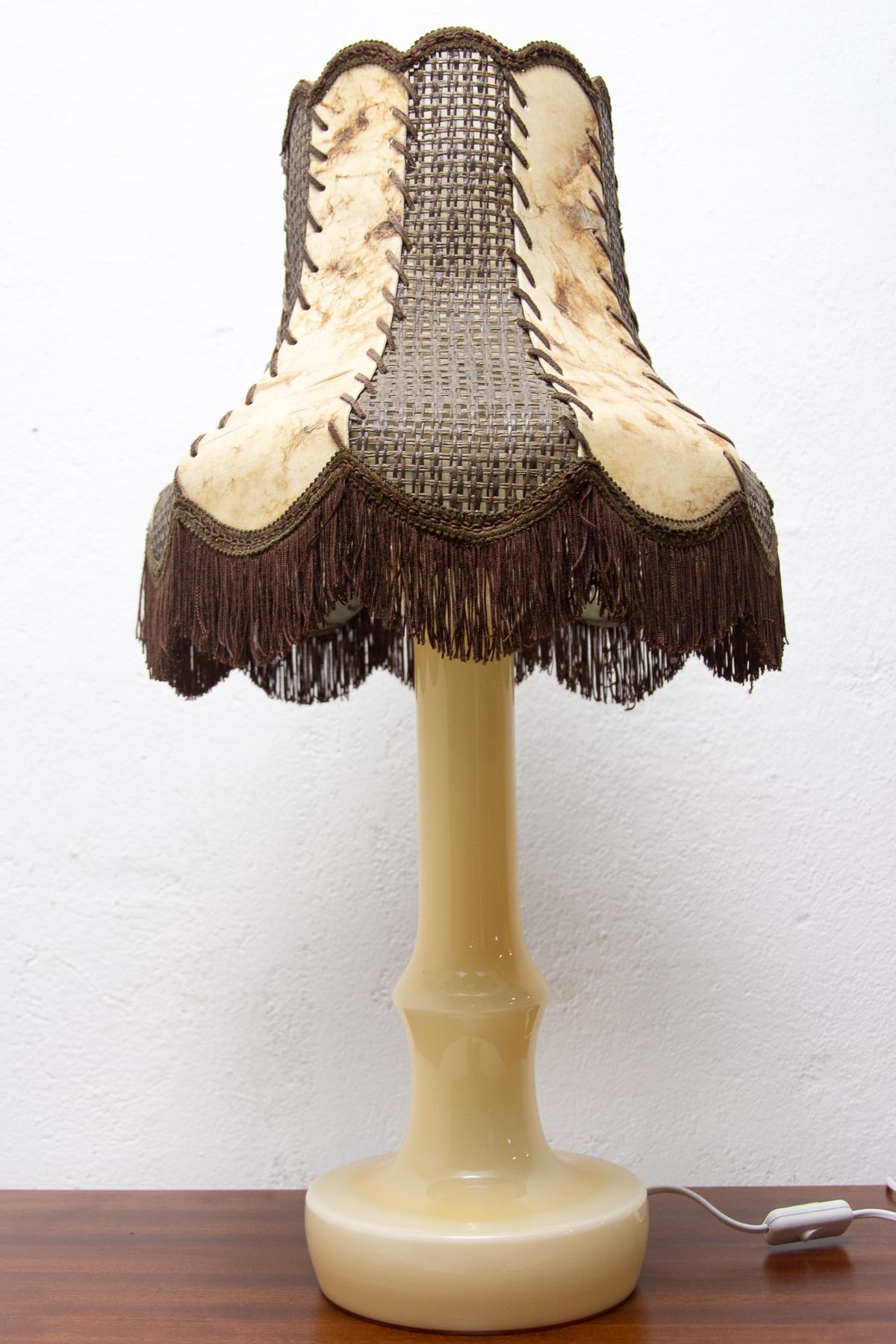 Prw-war table lamp in the shape of a mushroom.
It was made in the former Czechoslovakia in the 1930´s.
Overall, it is in very good condition, fully functional, one E27 bulb, up to 250 V.

Measures: Height: 77 cm

Width: 48 cm

Depth: 48
