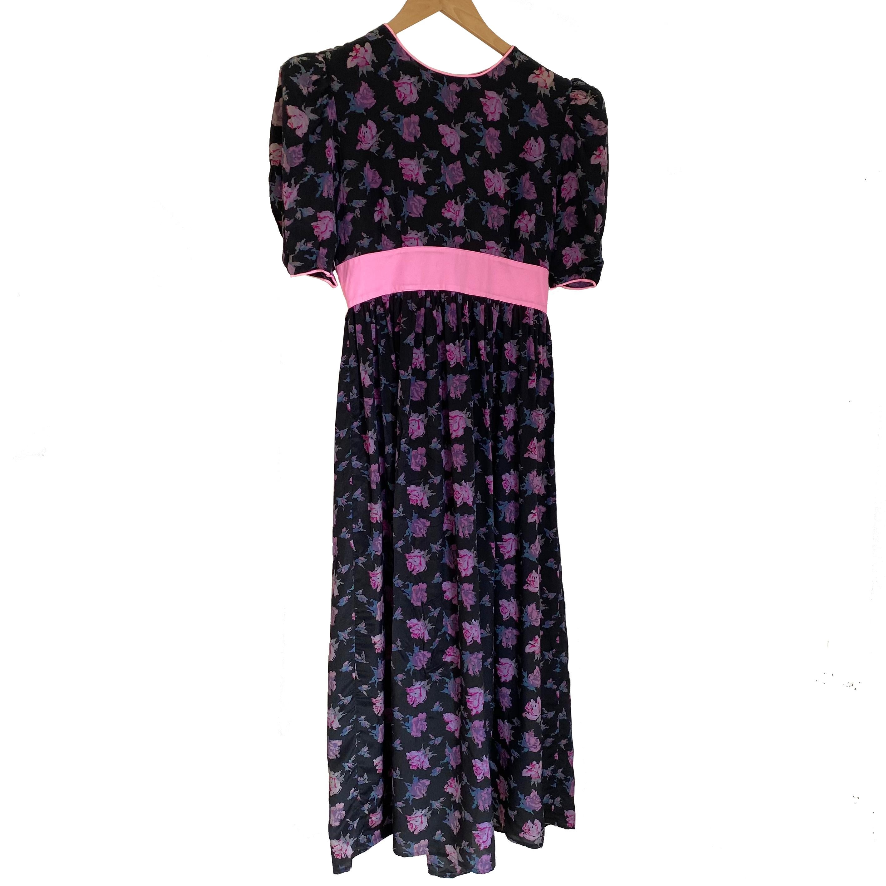 Pre-washed rosebud print black silk crepe FLORA KUNG princess dress In Excellent Condition For Sale In Boston, MA