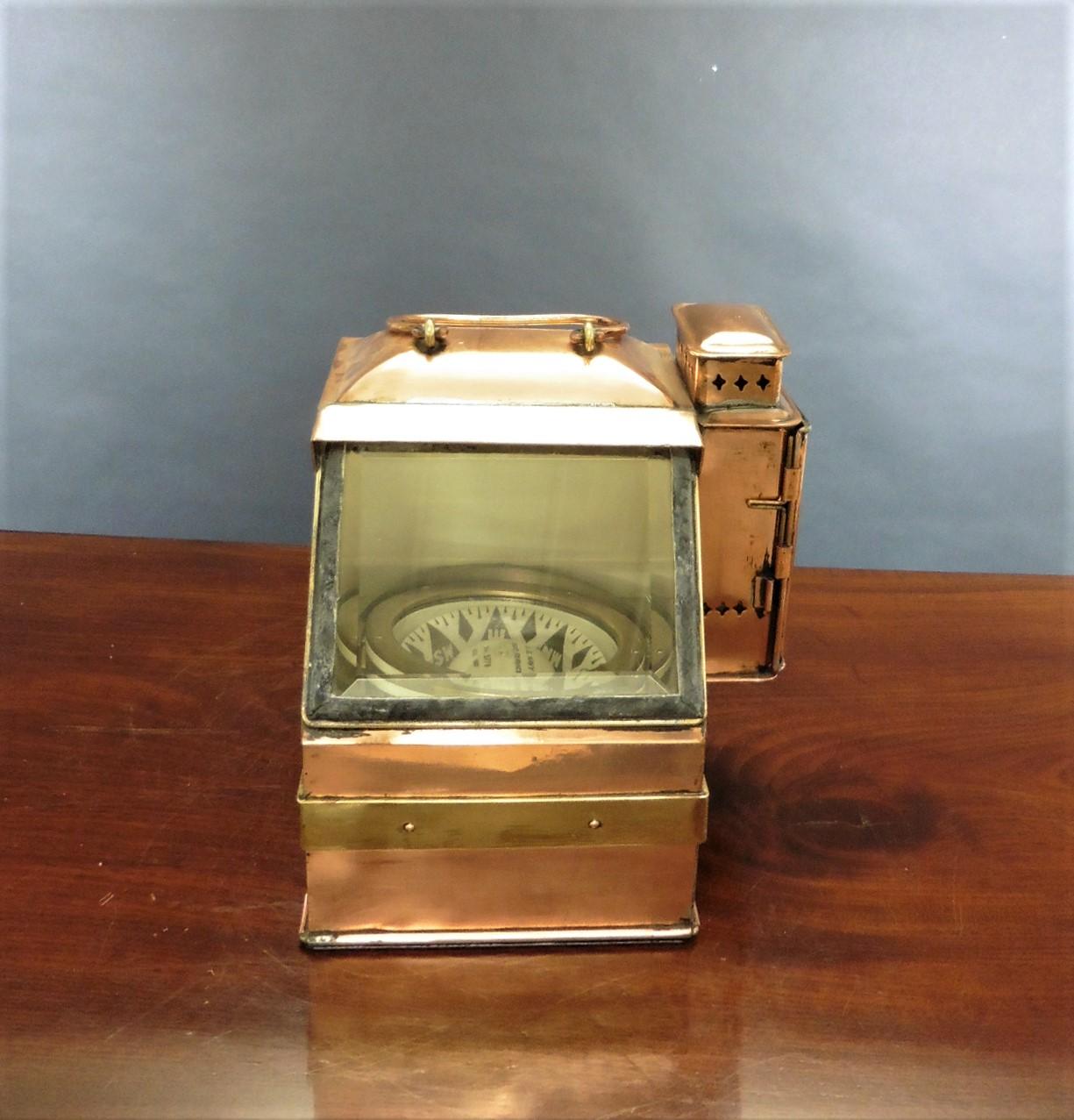 Nautischer Kompass aus der Zeit vor dem Ersten Weltkrieg von E.S.Ritchie

Nautischer Kompass, kardanisch gelagert in einem kupfernen Messinggehäuse mit schräger Glasöffnung und stark abgeschrägtem Glas. Flache Messinglünette mit fünf