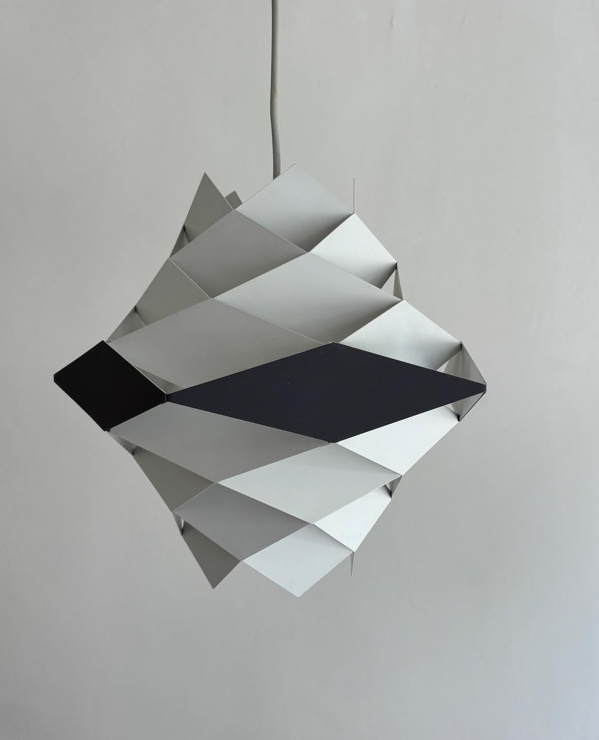Milieu du XXe siècle Lampe suspendue rhomboïdale 